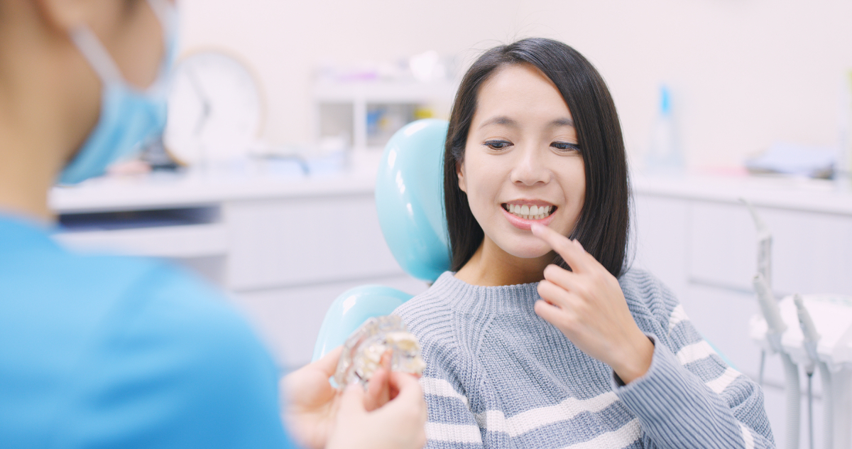 歯科医師と歯について相談している患者