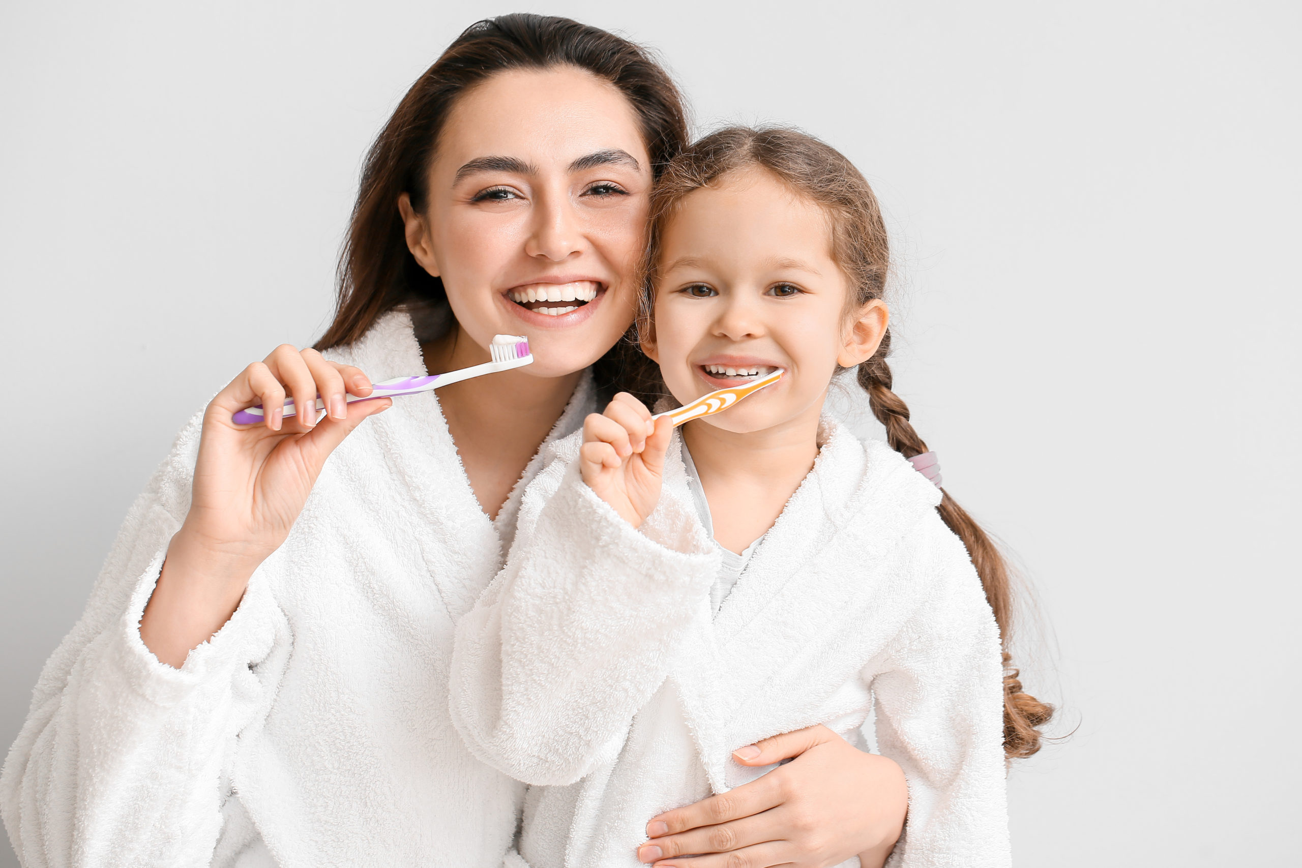 歯磨きをする女の子と母親