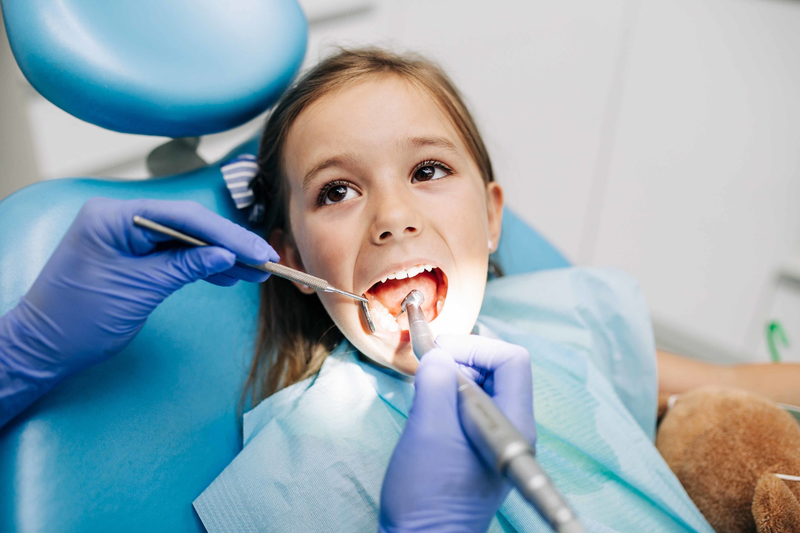 歯の治療を受ける女の子