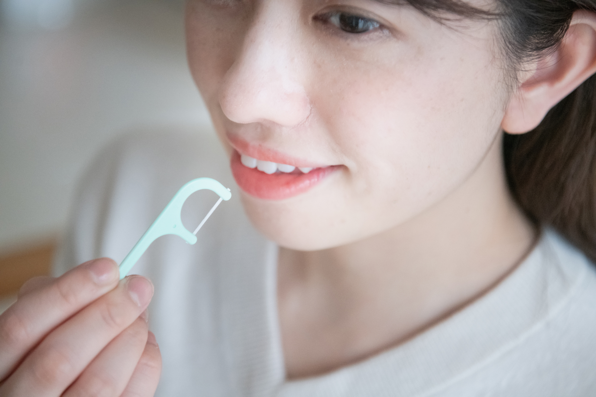 歯間ブラシを使う女性
