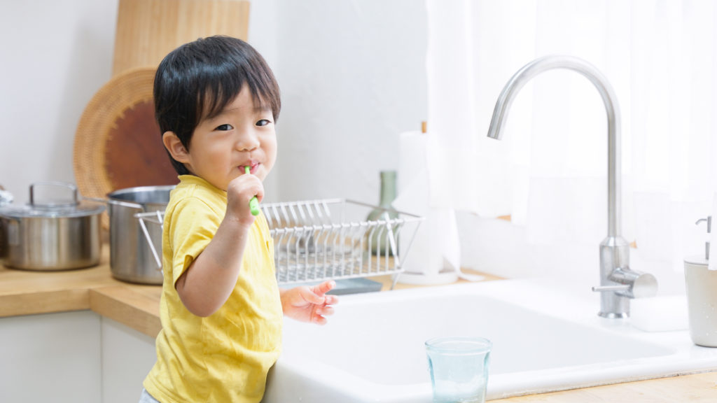 虫歯予防に歯磨きする子供