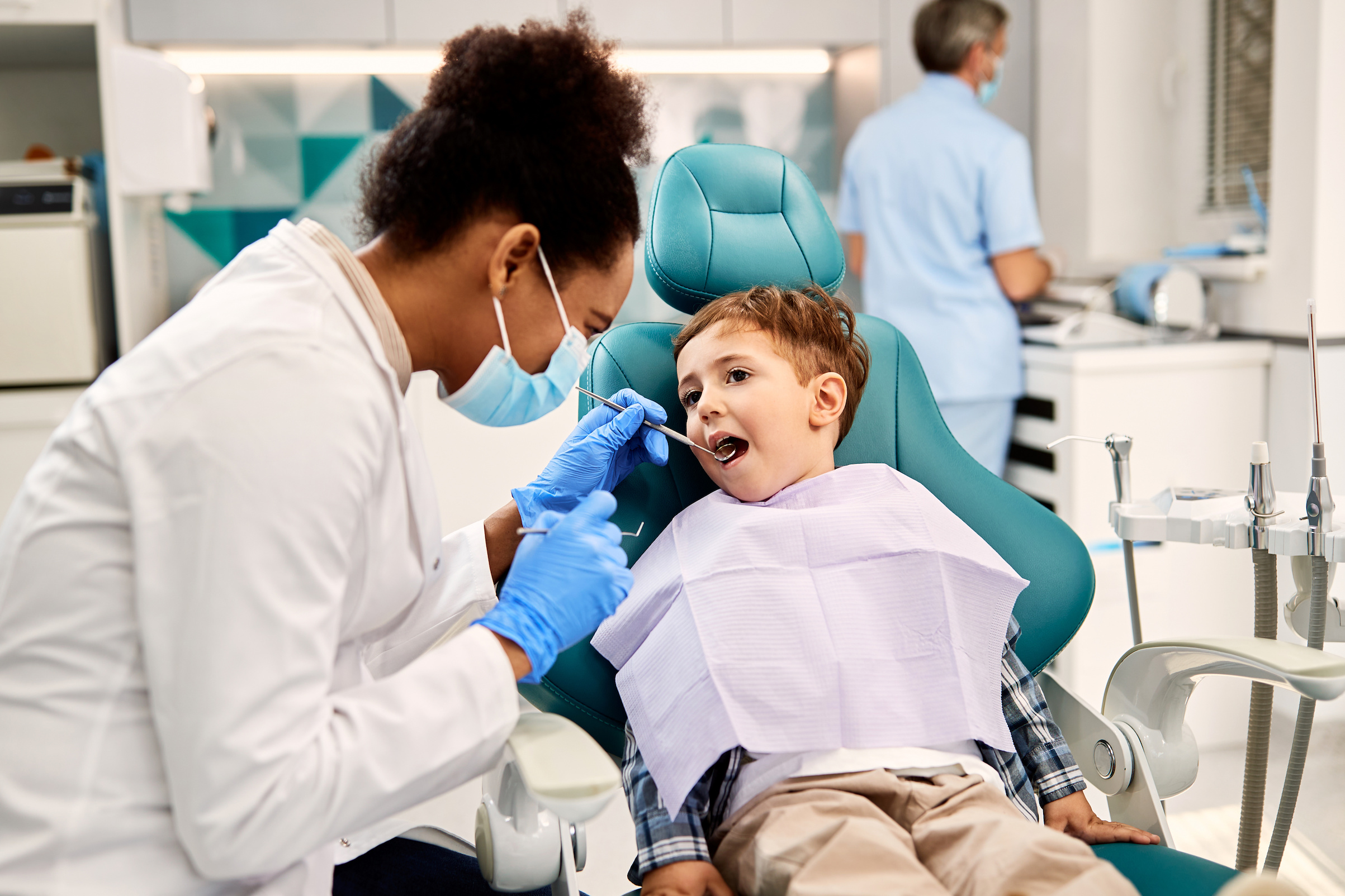 歯科検診を受ける子供