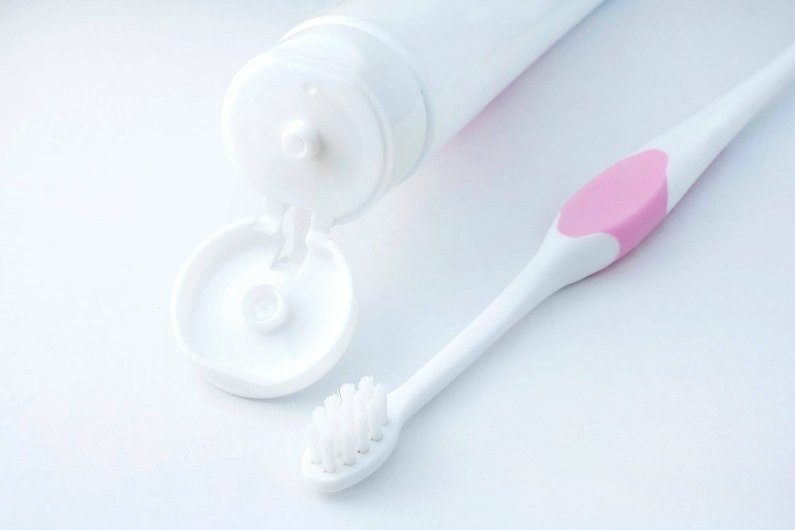 フッ素配合の歯磨き粉と歯ブラシ