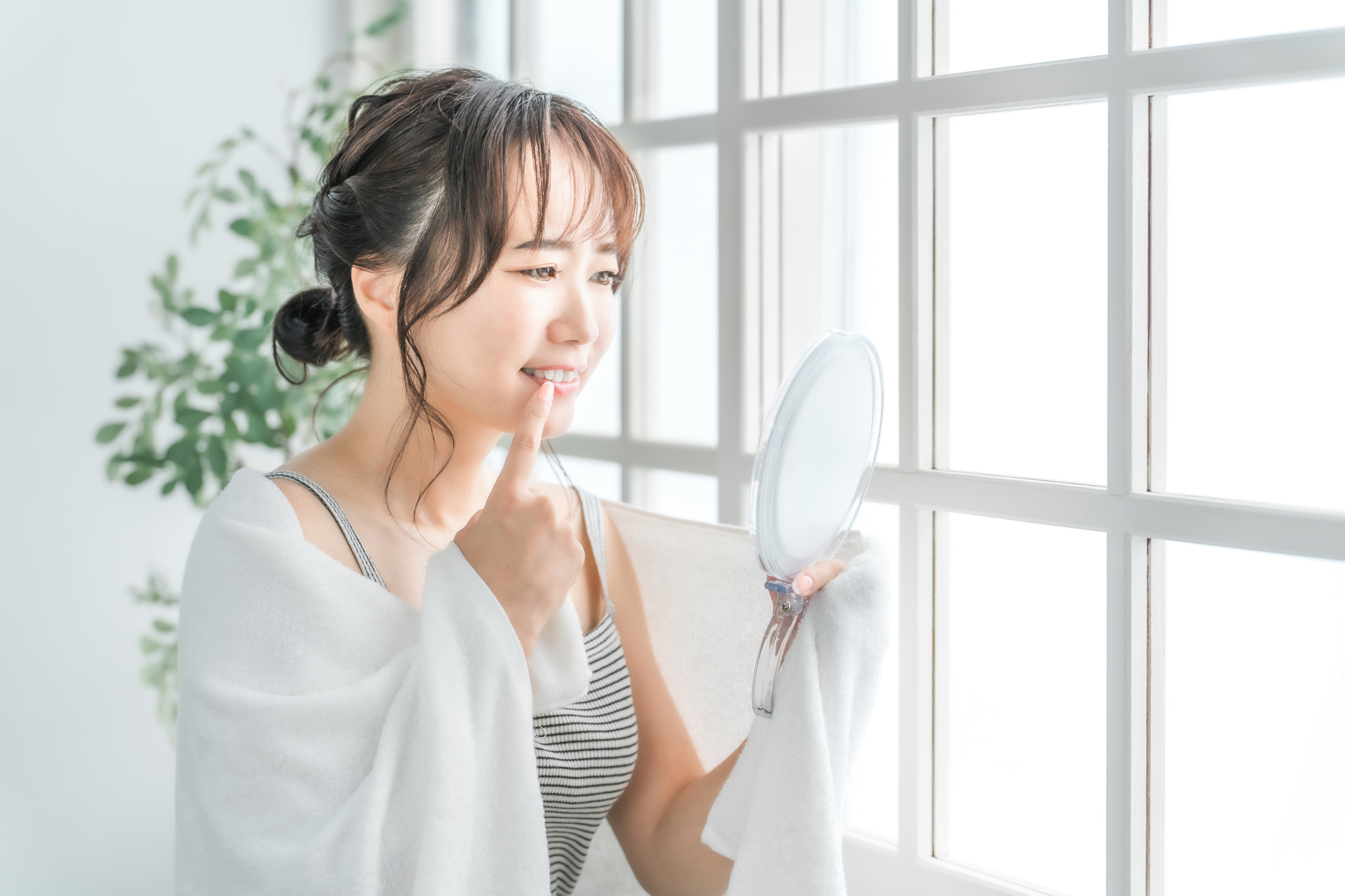マウスピース矯正後の後戻りを気にする女性