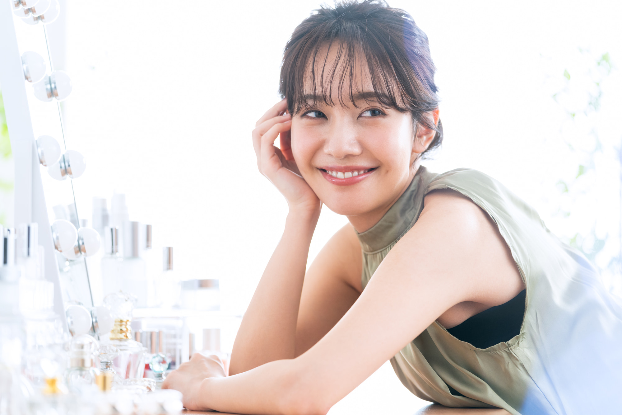 マウスピース矯正後の後戻りを予防し歯が奇麗に整った笑顔の女性