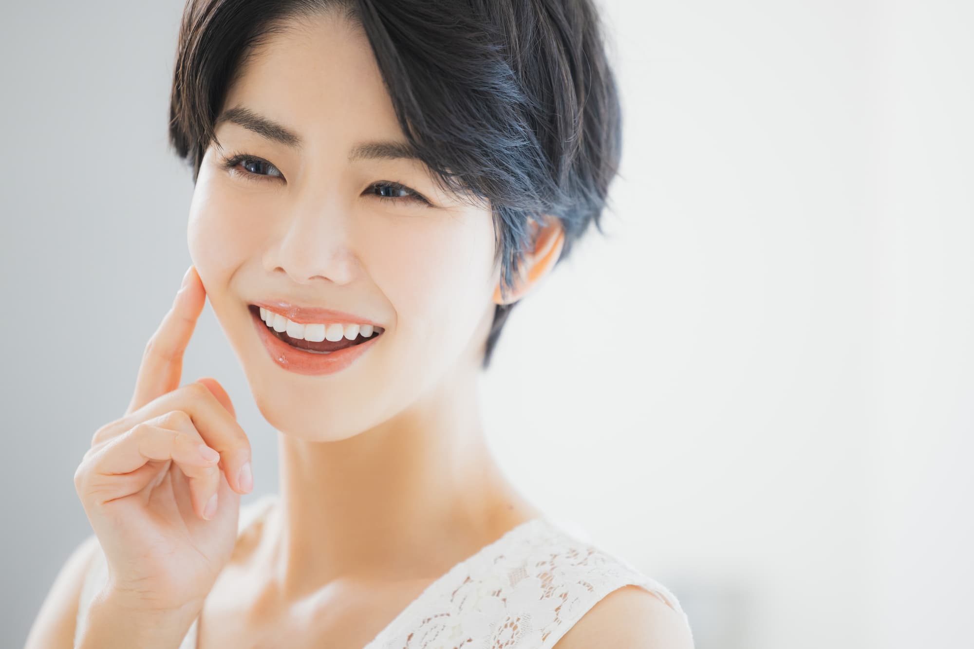 マウスピース矯正をして笑顔になる女性