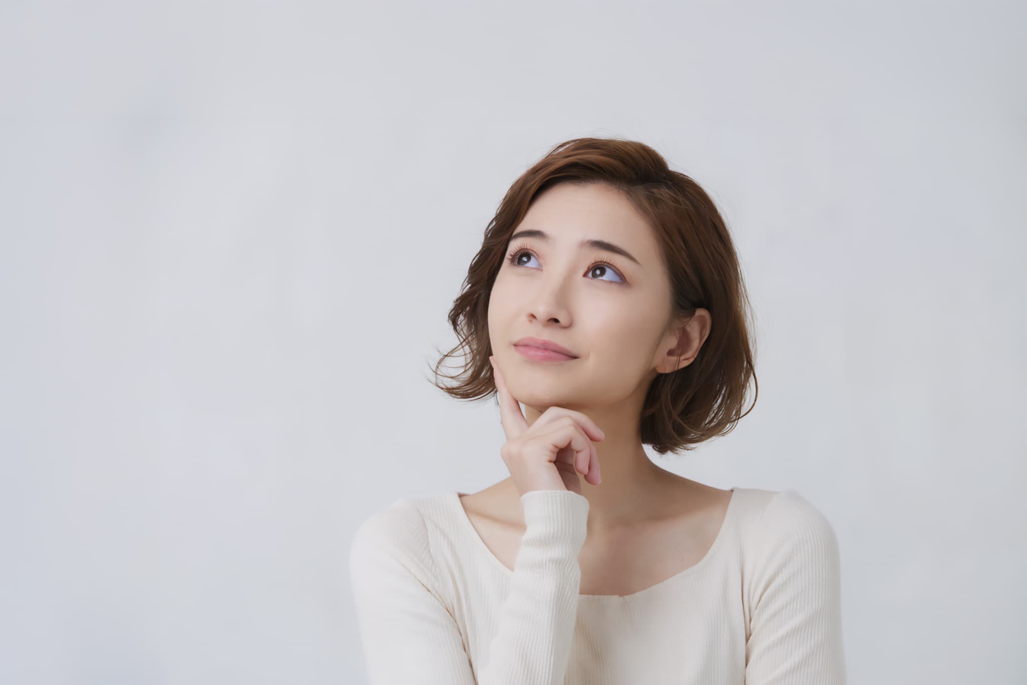 マウスピース矯正では抜歯をするのか考える女性
