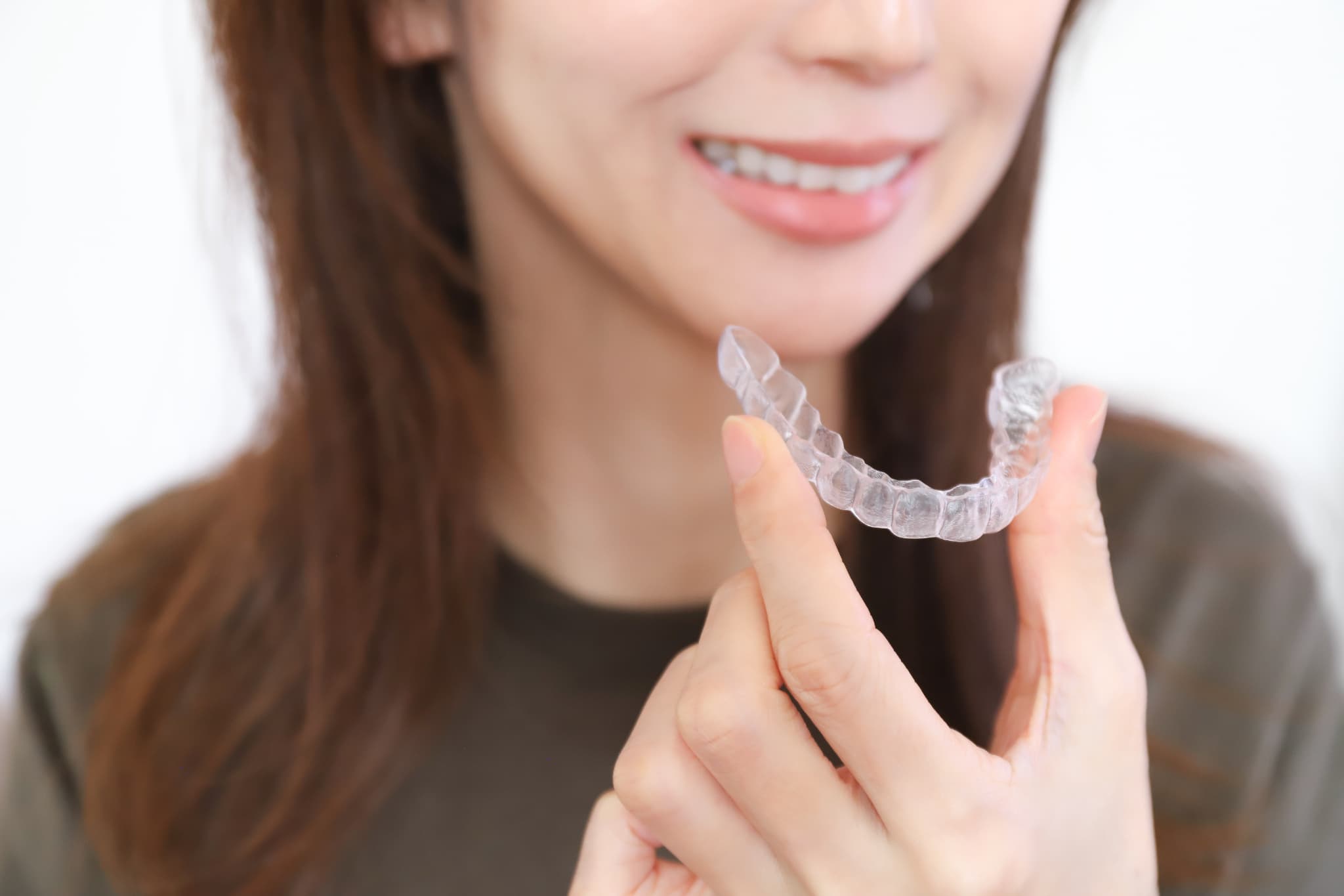 女性がマウスピースを装着する様子