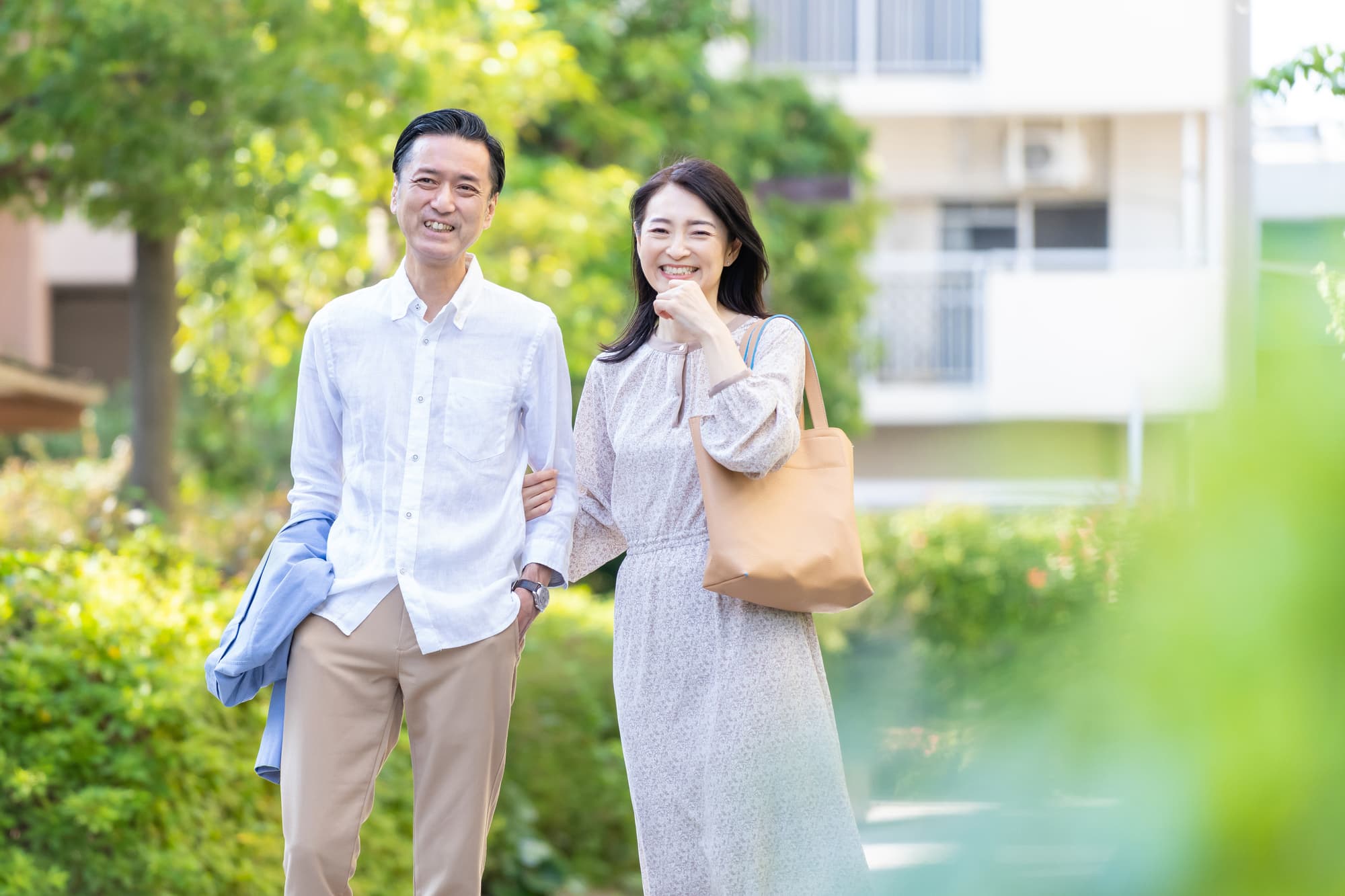 笑顔で歩くミドル世代の夫婦