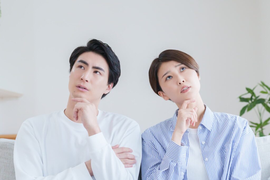 入れ歯の種類を考える男女