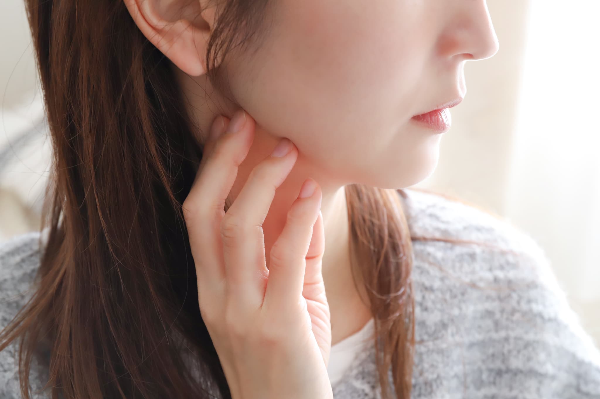 かみ合わせや顎関節に違和感を感じる女性