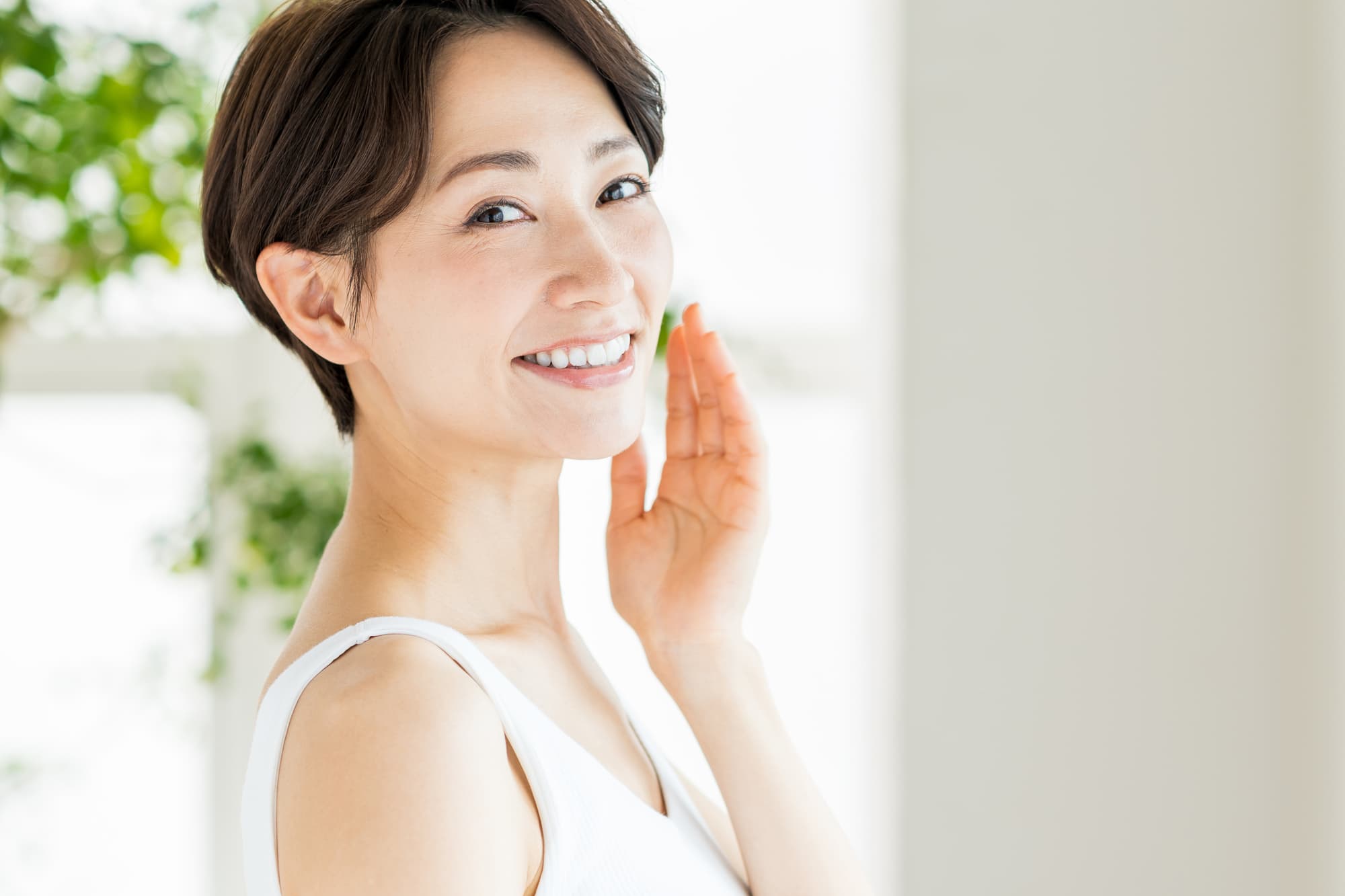 セラミックの歯にしたことでアレルギー症状から解放された笑顔の女性