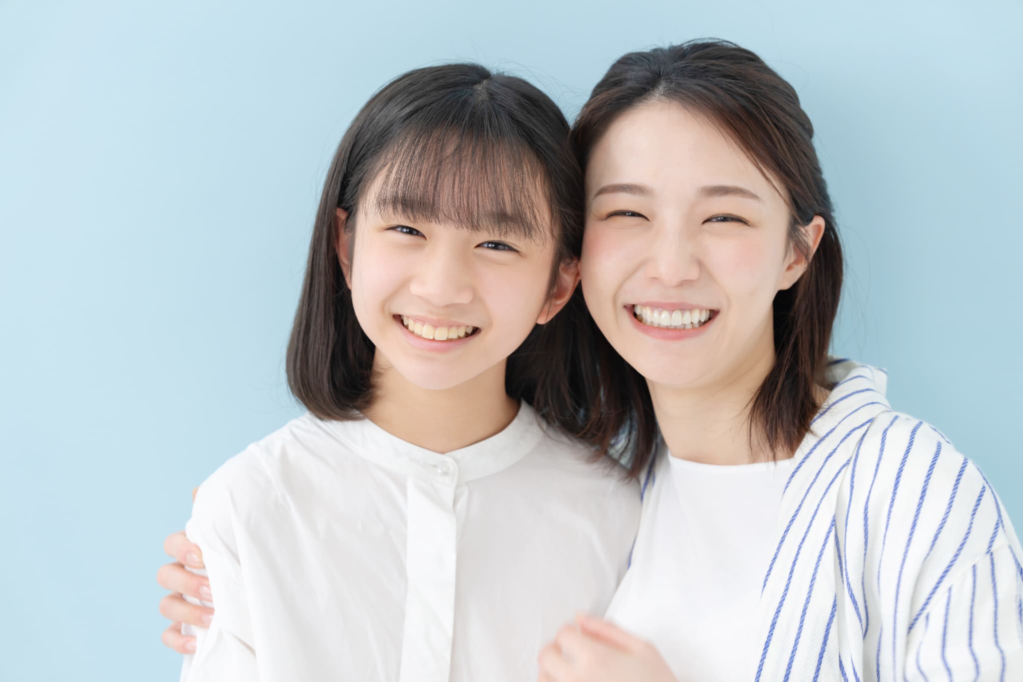 笑顔の母親と小学生の女の子