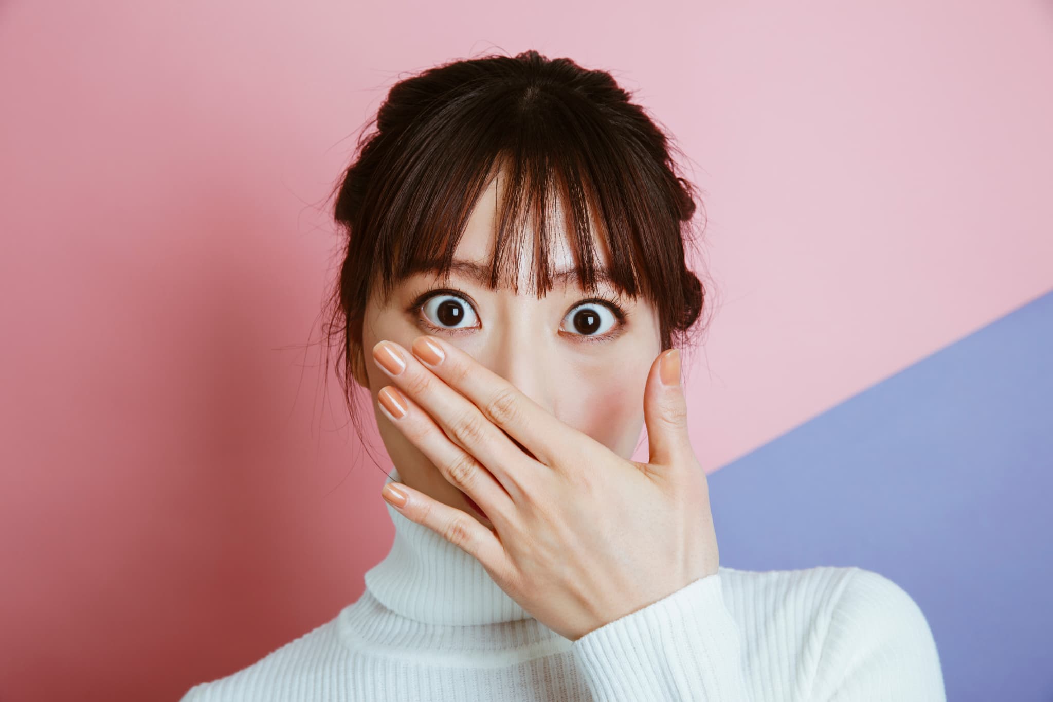 インビザラインで歯茎が下がり驚く女性