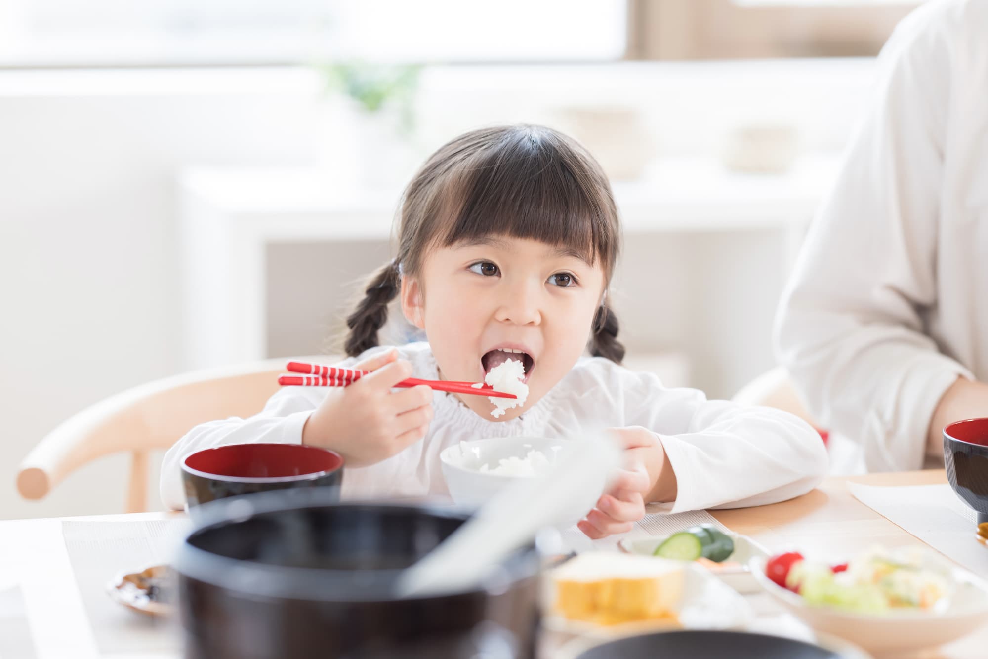 ご飯をおいしそうに食べる子ども