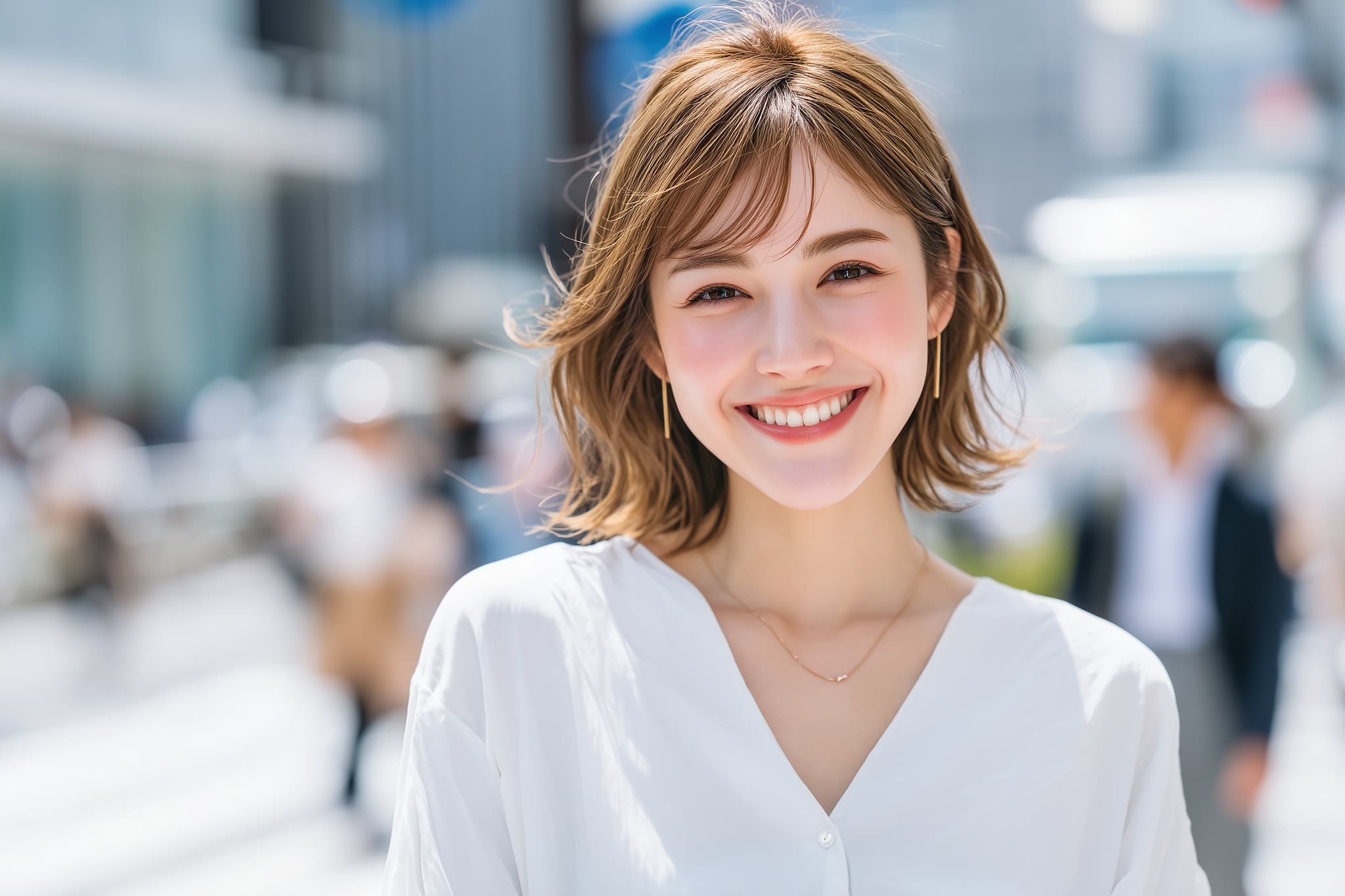 セラミック治療をした美しい歯を見せて笑う女性