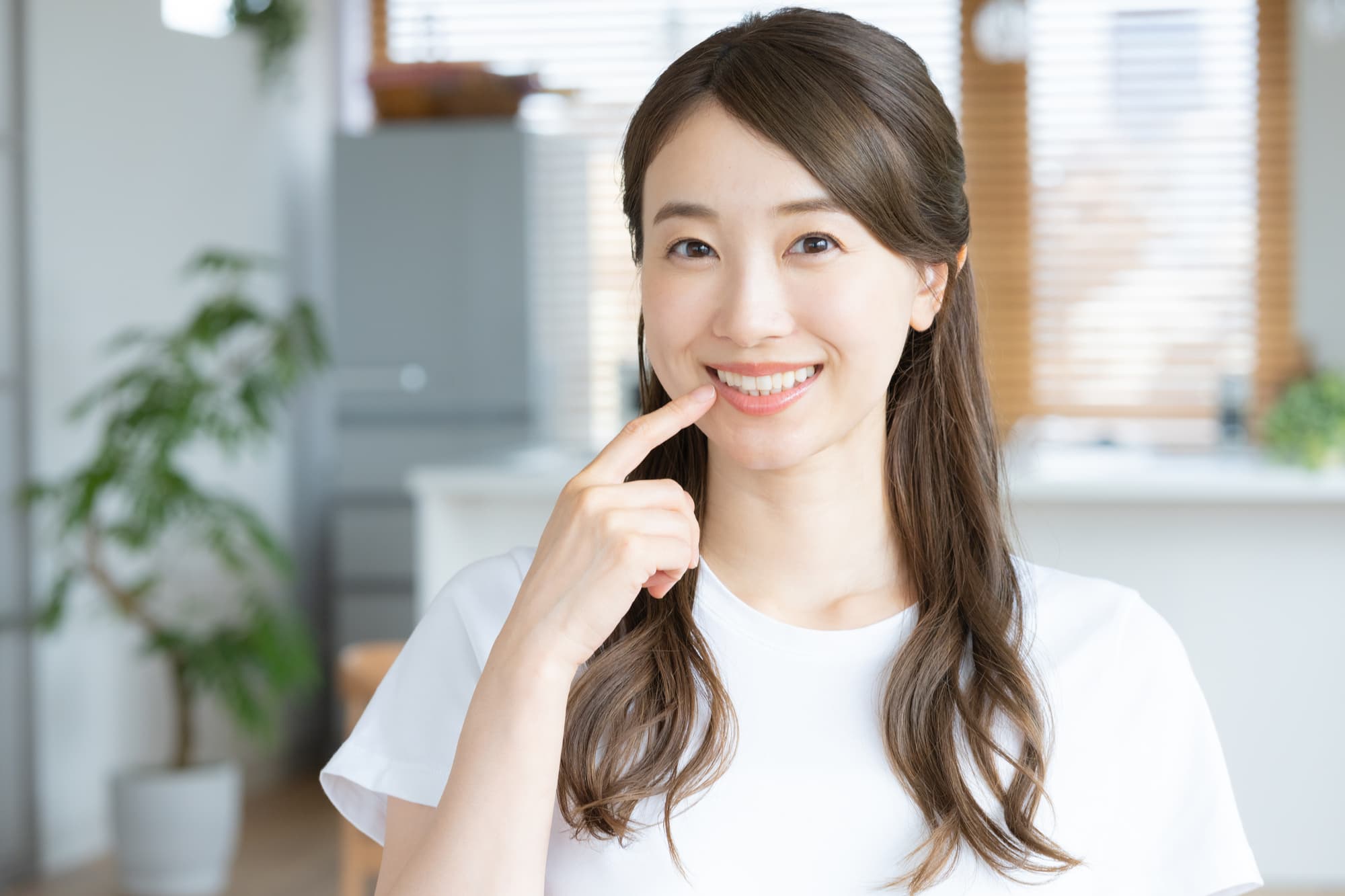 歯石予防をして健康な子口腔内を維持する女性
