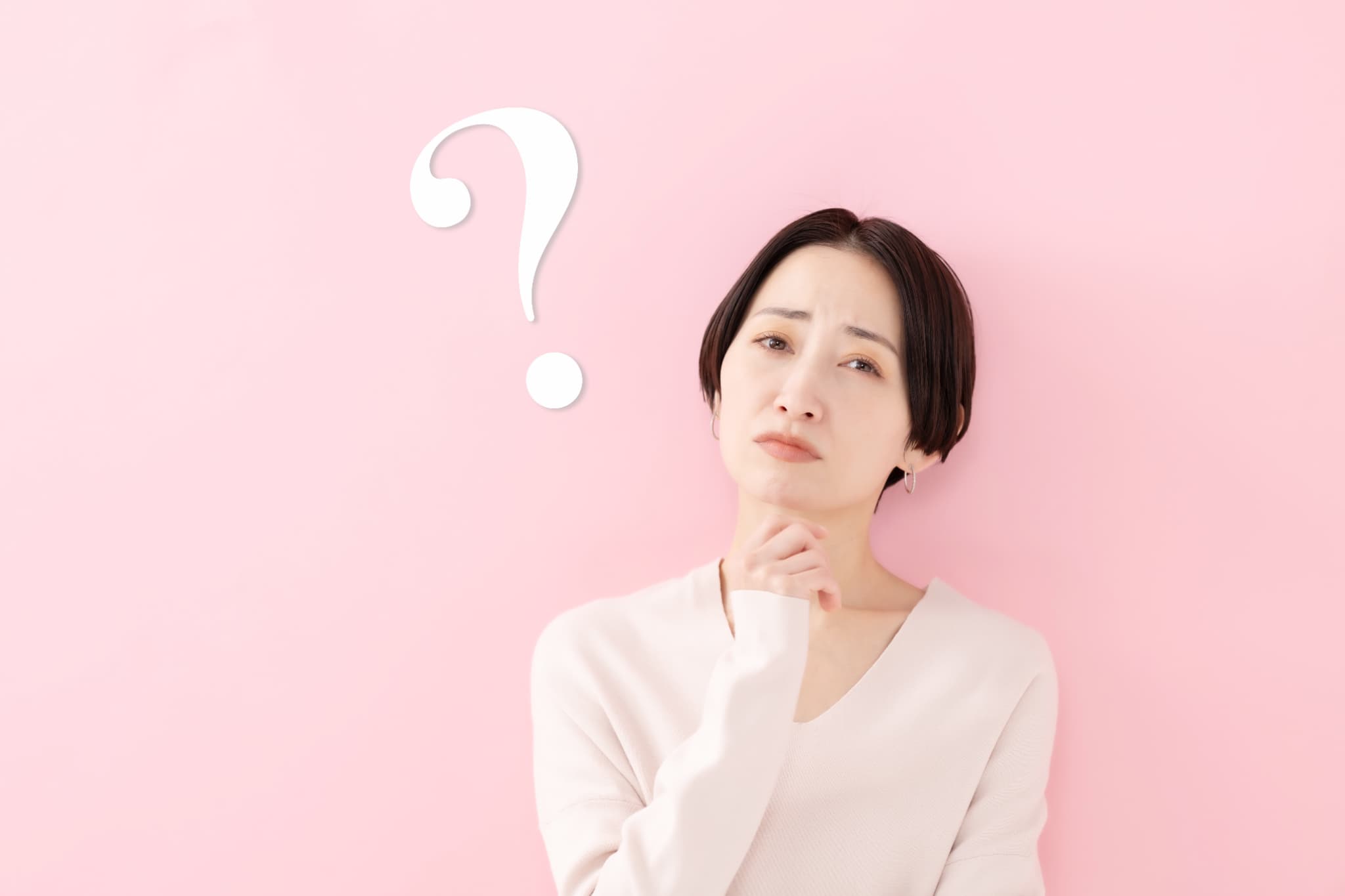 叢生はマウスピース矯正で治せるのか考える女性