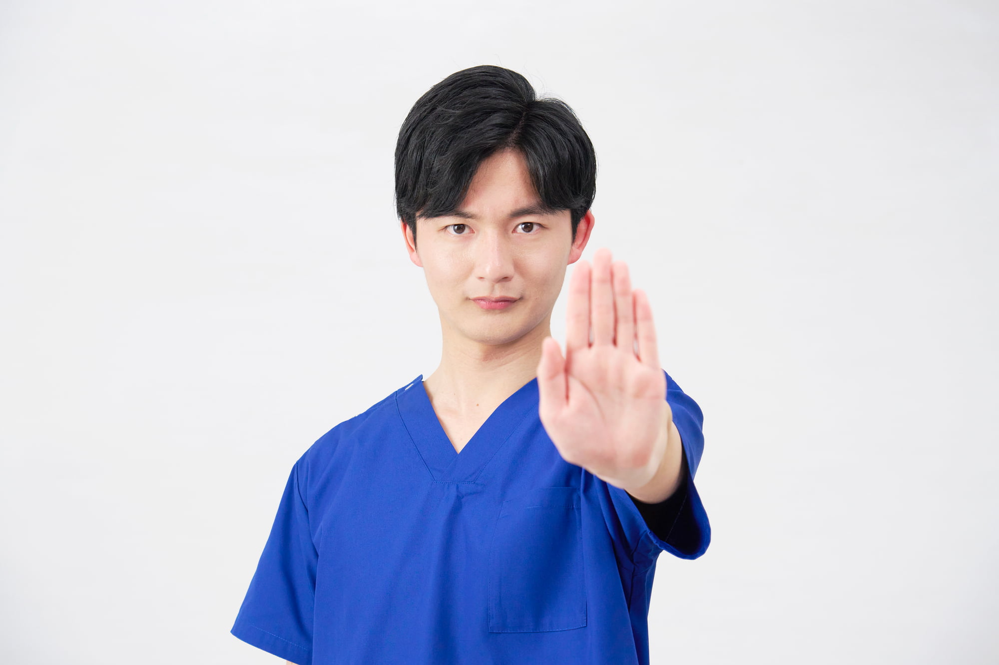 セラミックの歯が取れたときにやってはいけないことを説明する歯科医