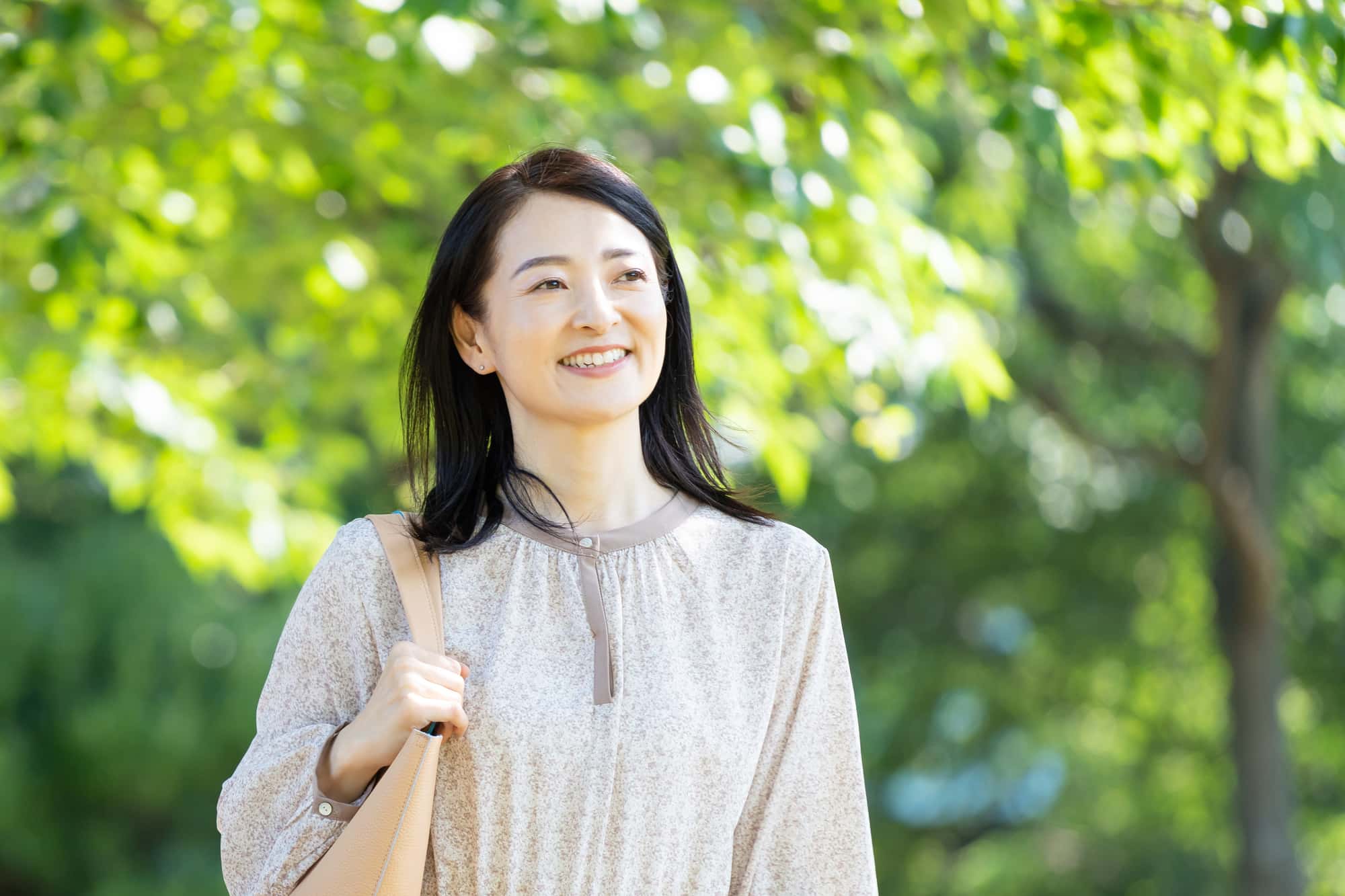 散歩を楽しむ女性