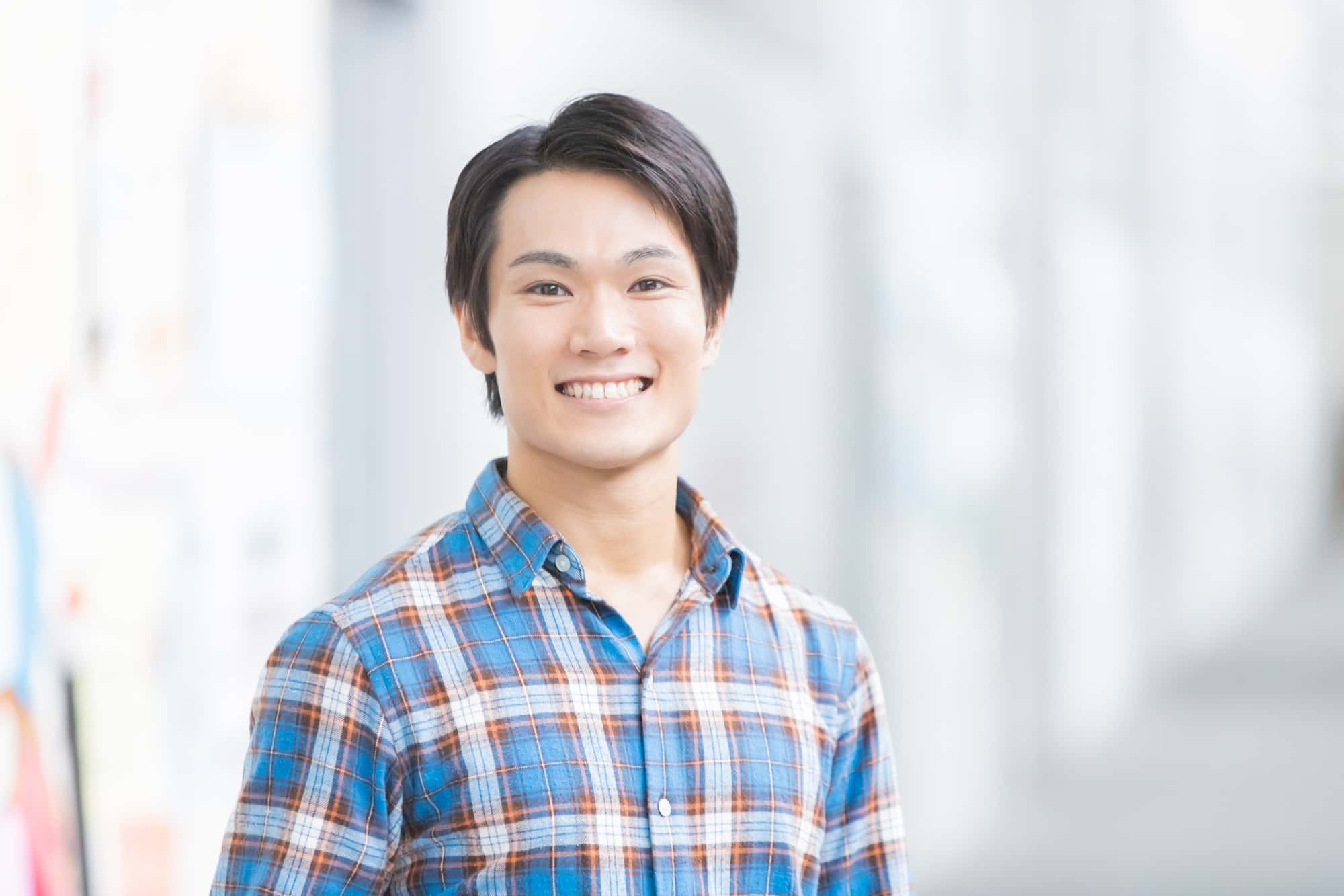 マウスピース矯正で受け口を治して笑顔の男性