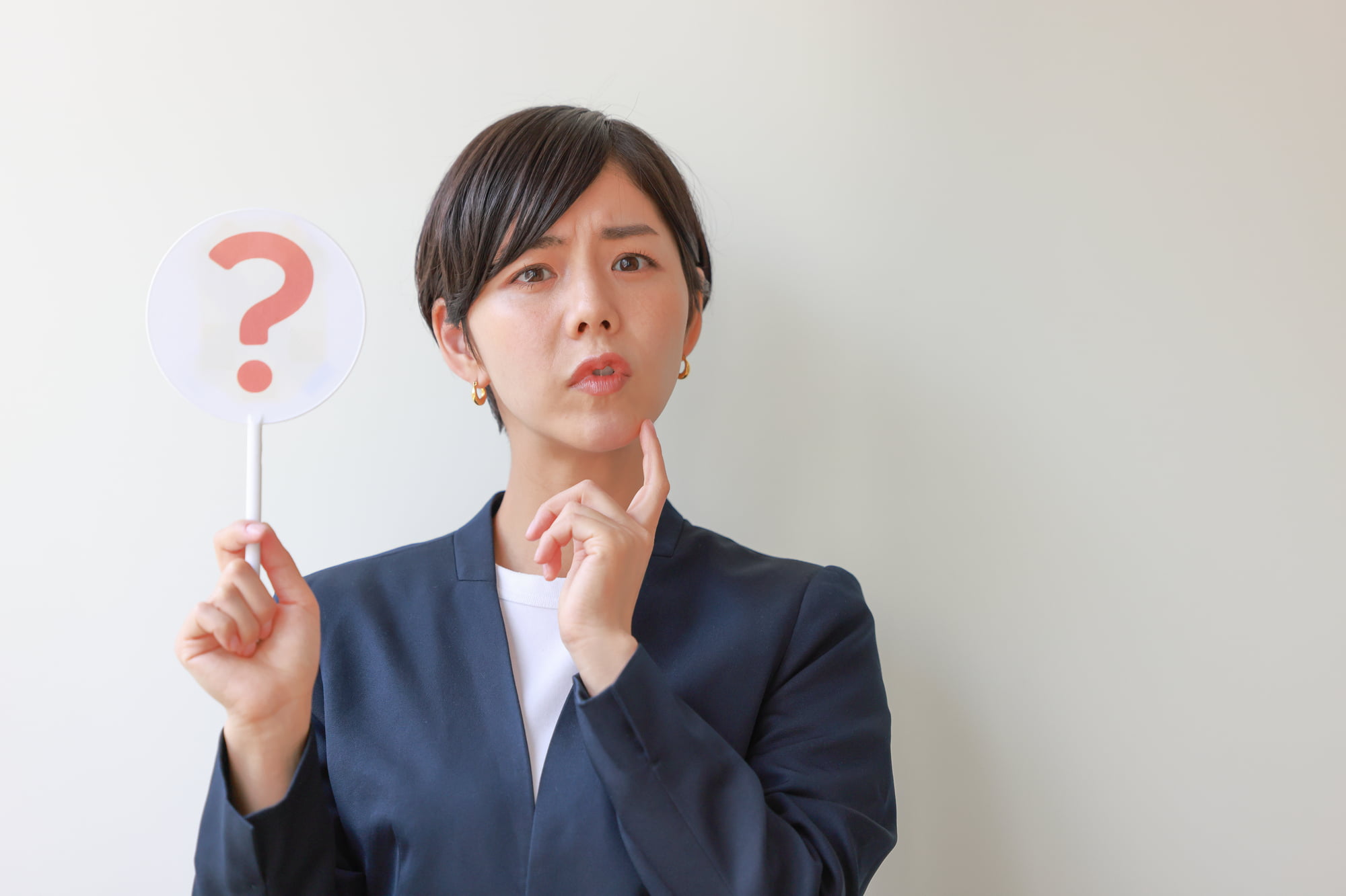 マウスピース矯正で受け口は治せるか疑問に思う女性