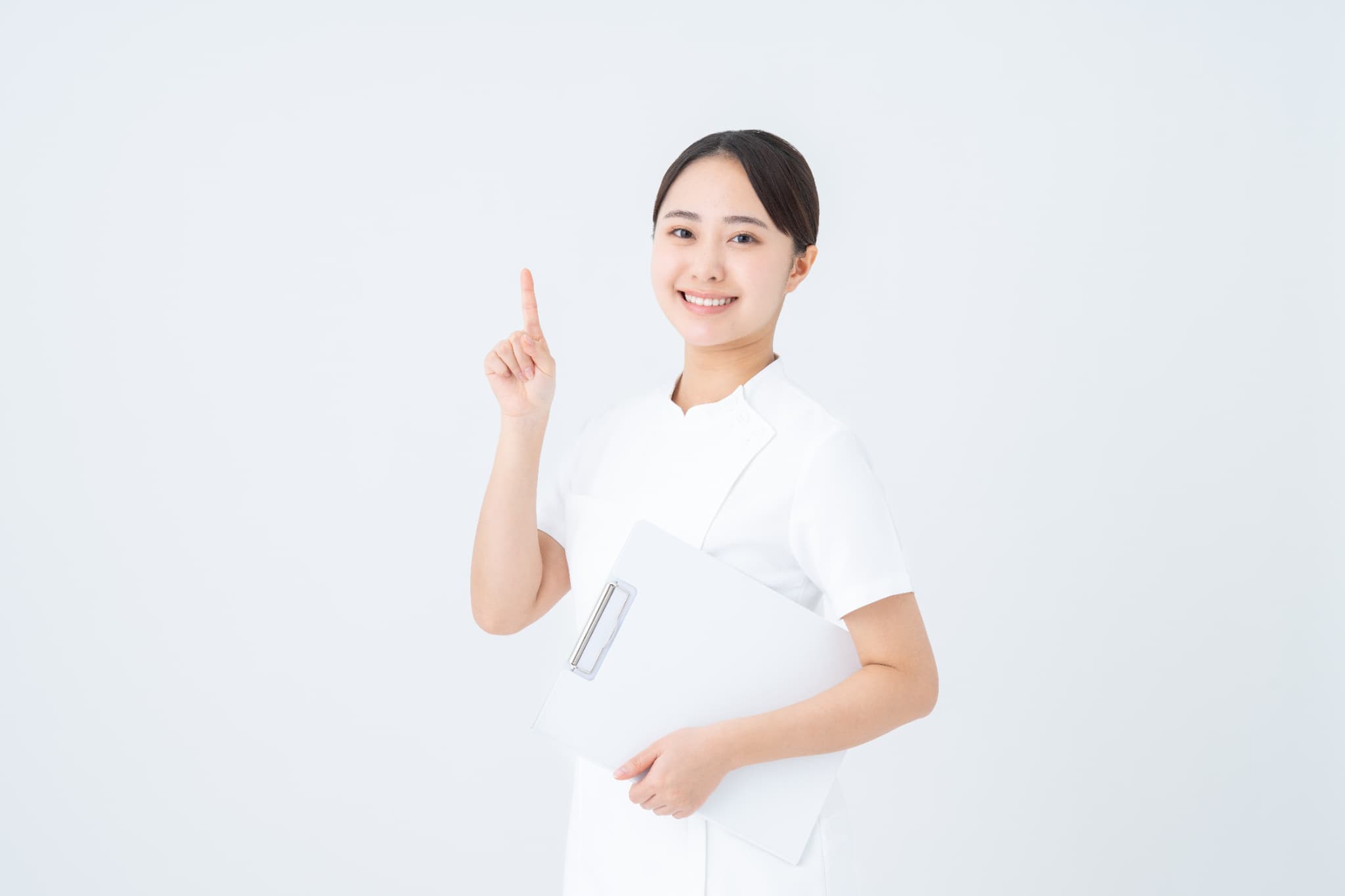 インビザラインの治療期間が長くなるケースを伝える歯科衛生士の女性