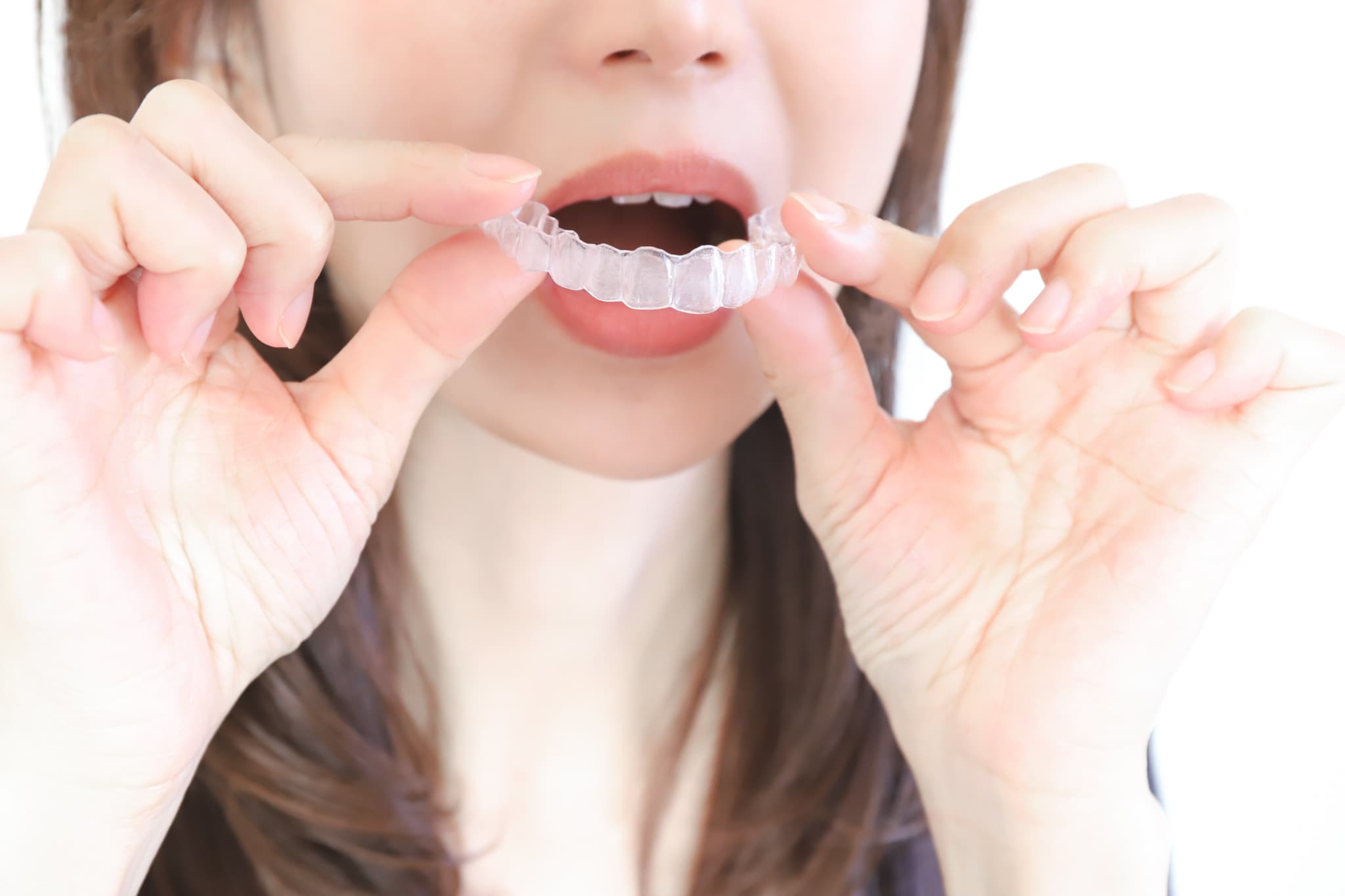 インビザラインの装着時間を守って治療をする女性