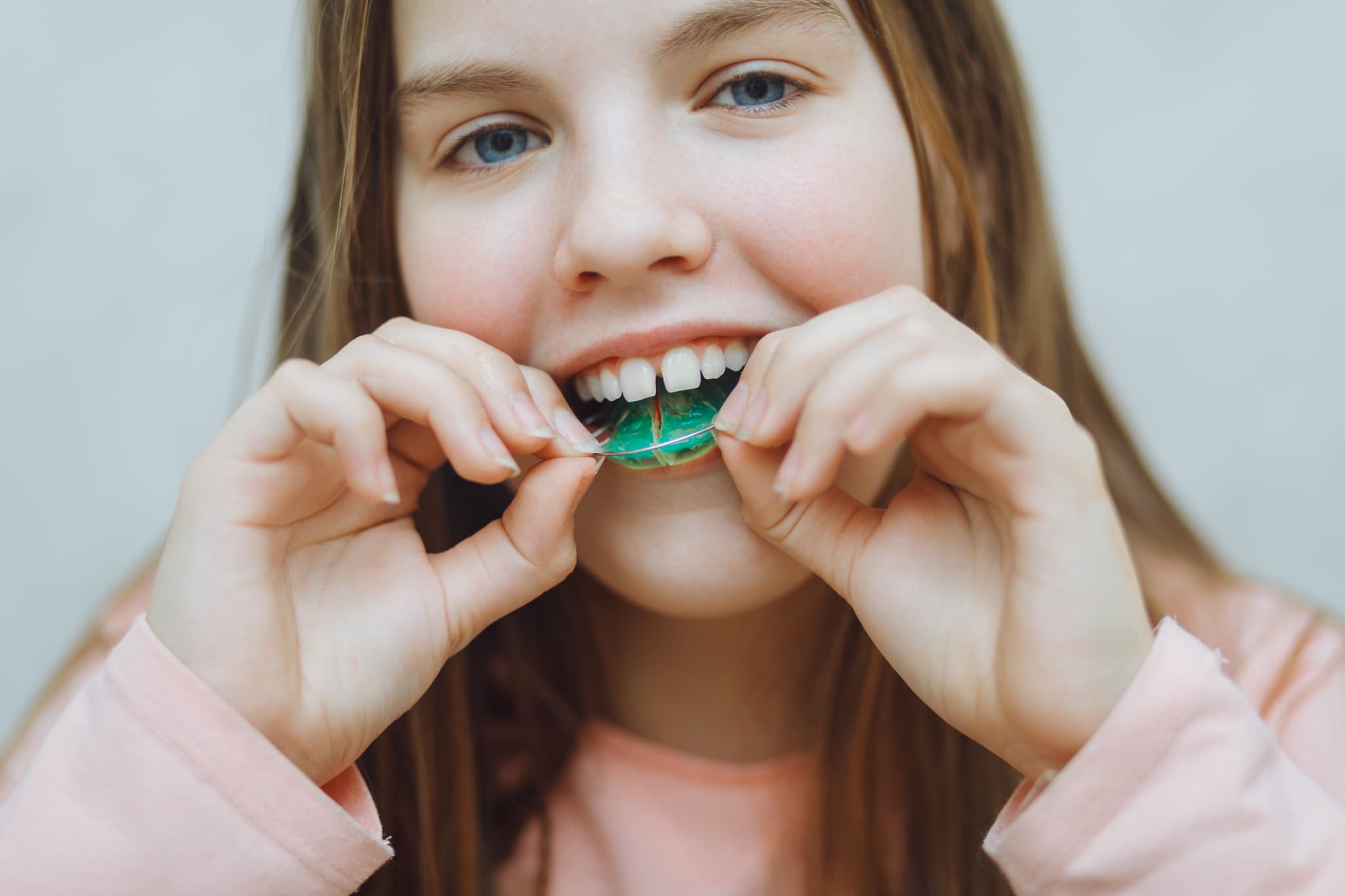 すきっ歯を矯正する子ども