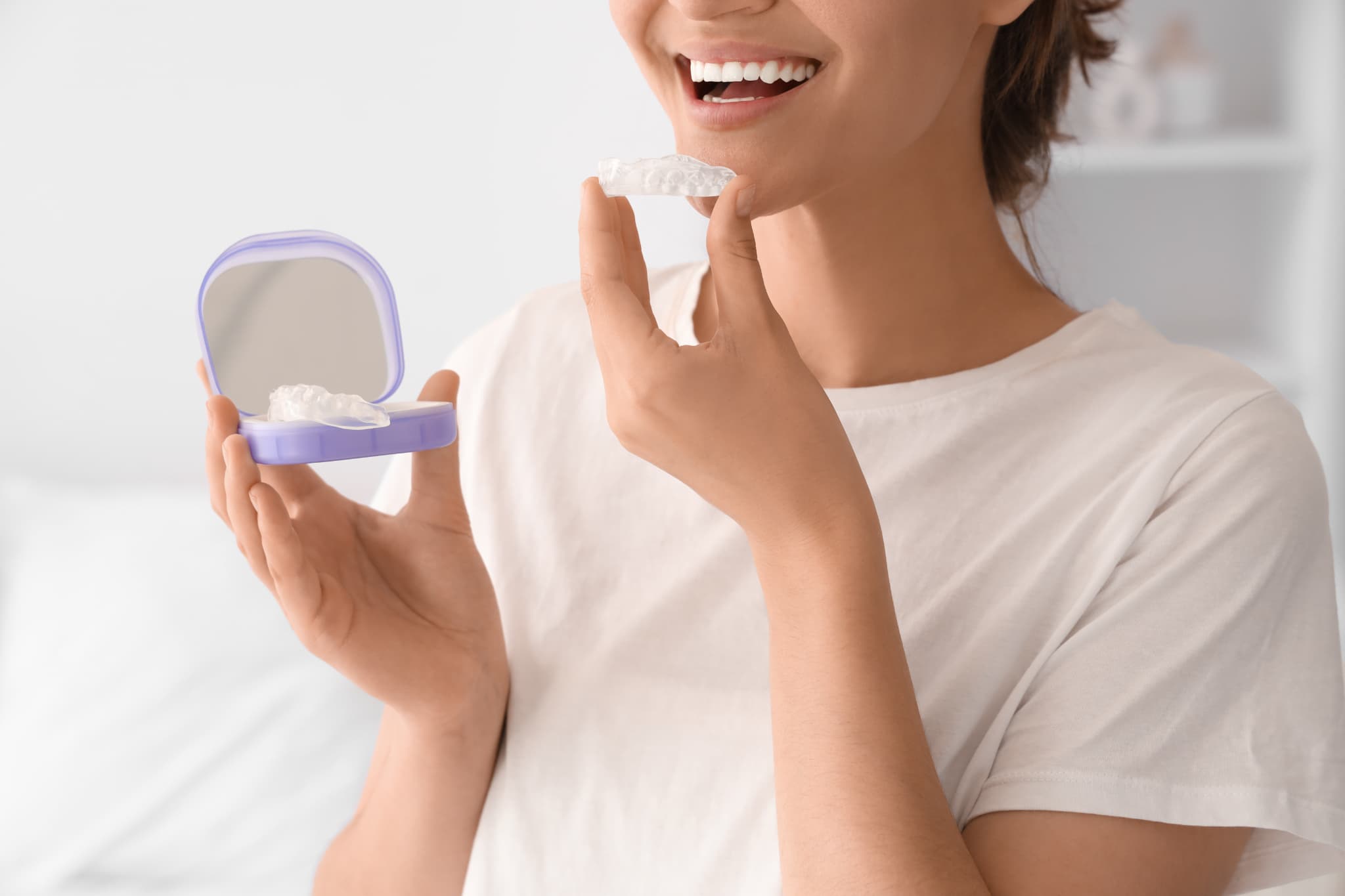 インビザラインのアライナーを時間を守って装着する女性