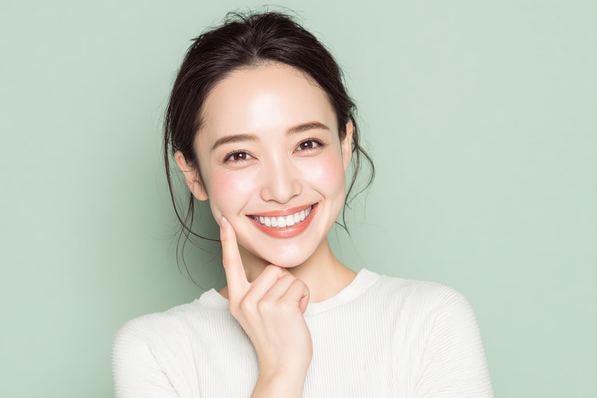 きれいな白い歯で微笑む女性