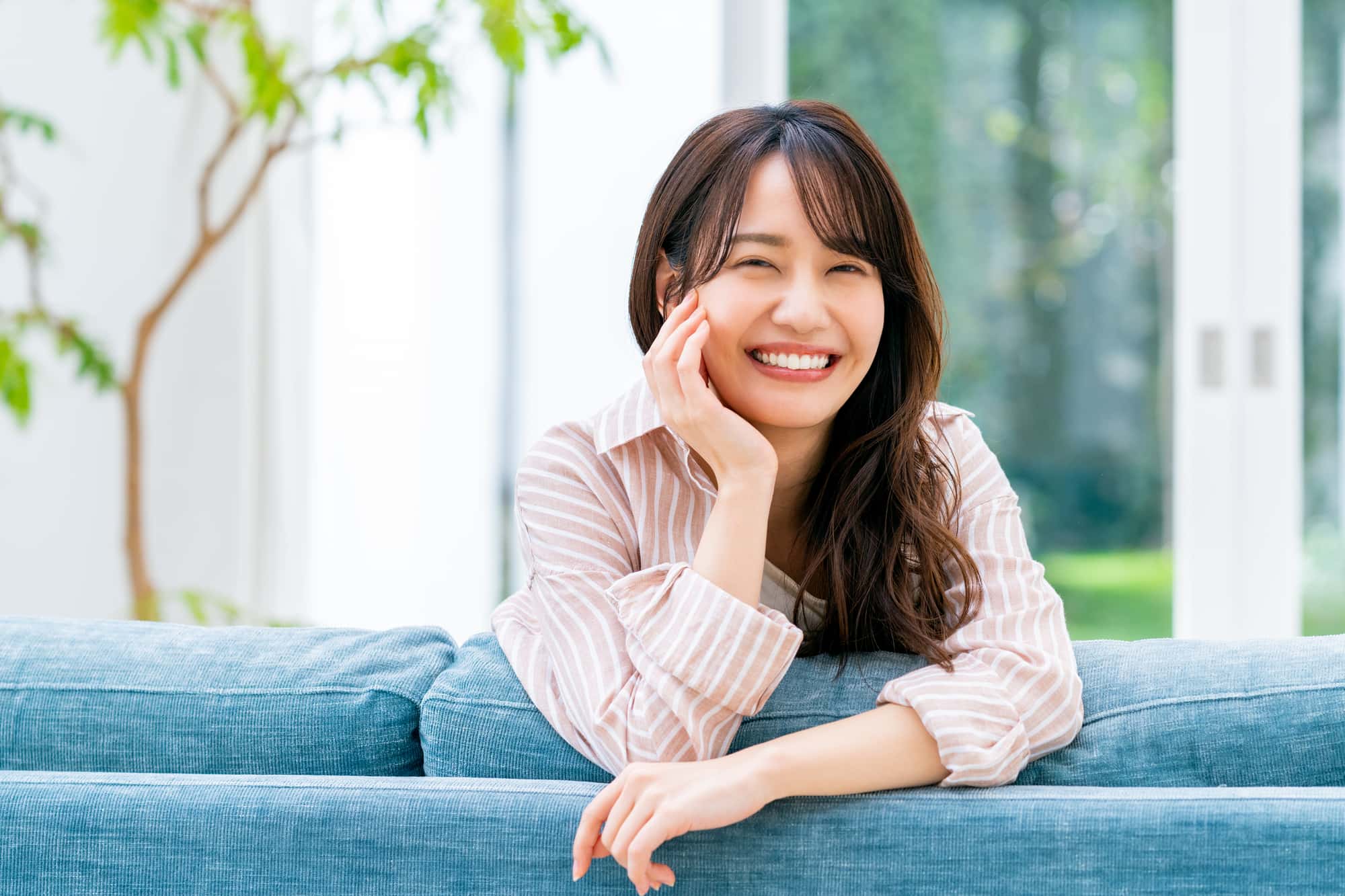 八重歯をインビザラインで治した笑顔の女性