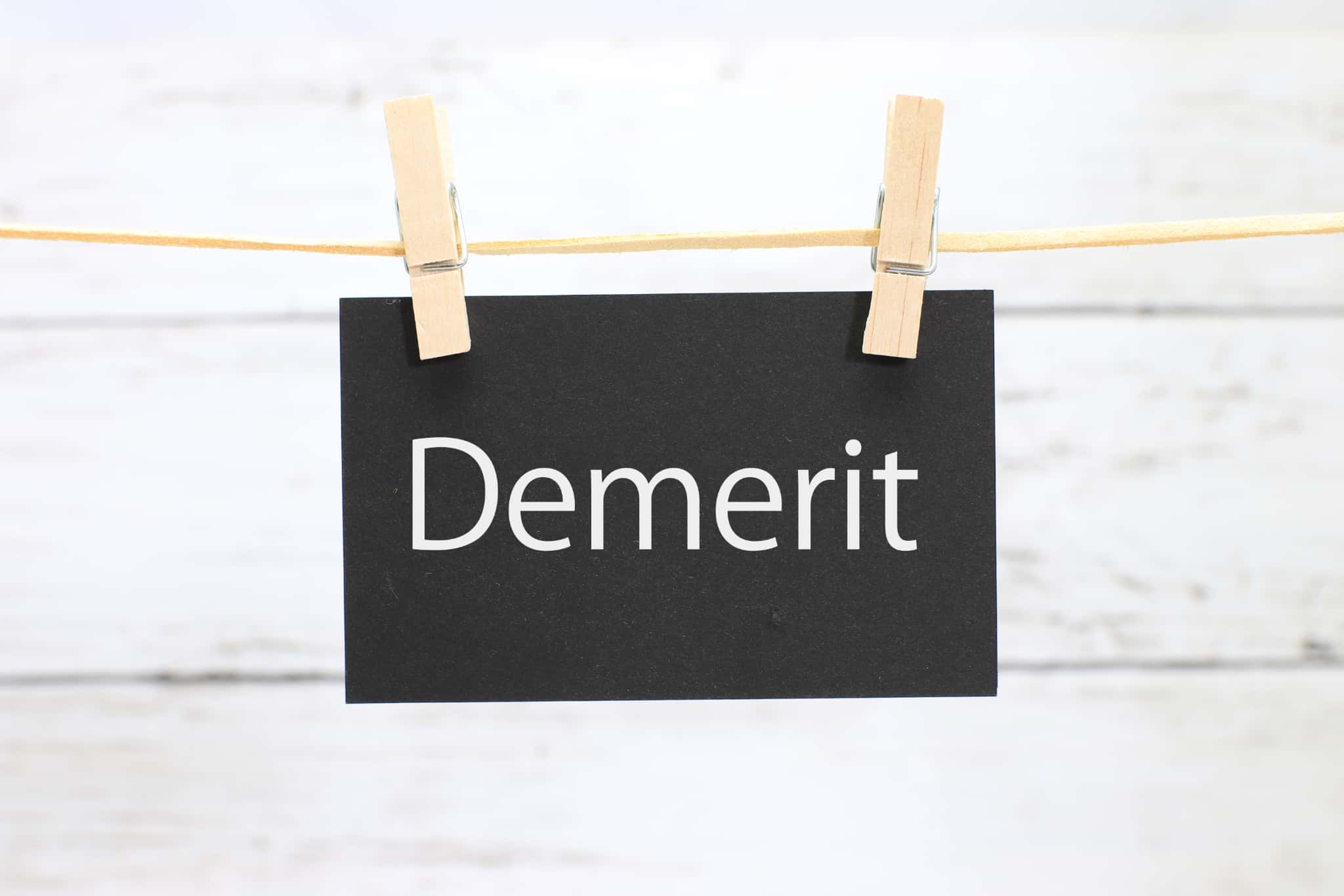 インビザラインで八重歯を治すデメリットを説明するイメージ