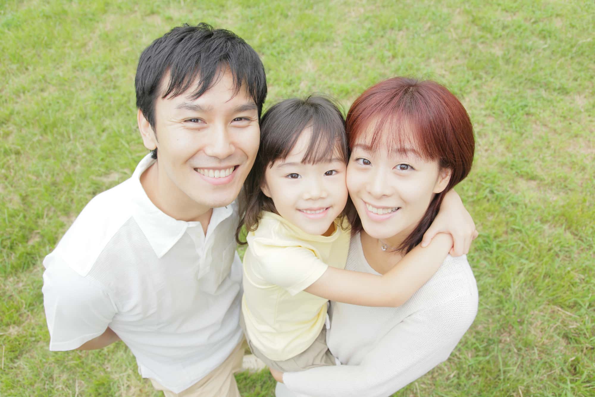 綺麗な歯並びをした笑顔の家族