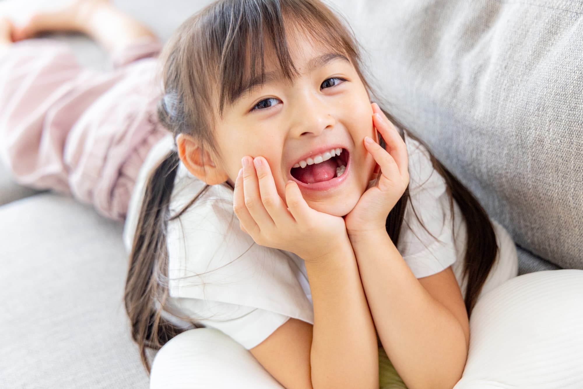 綺麗な歯並びで無邪気に笑う女の子