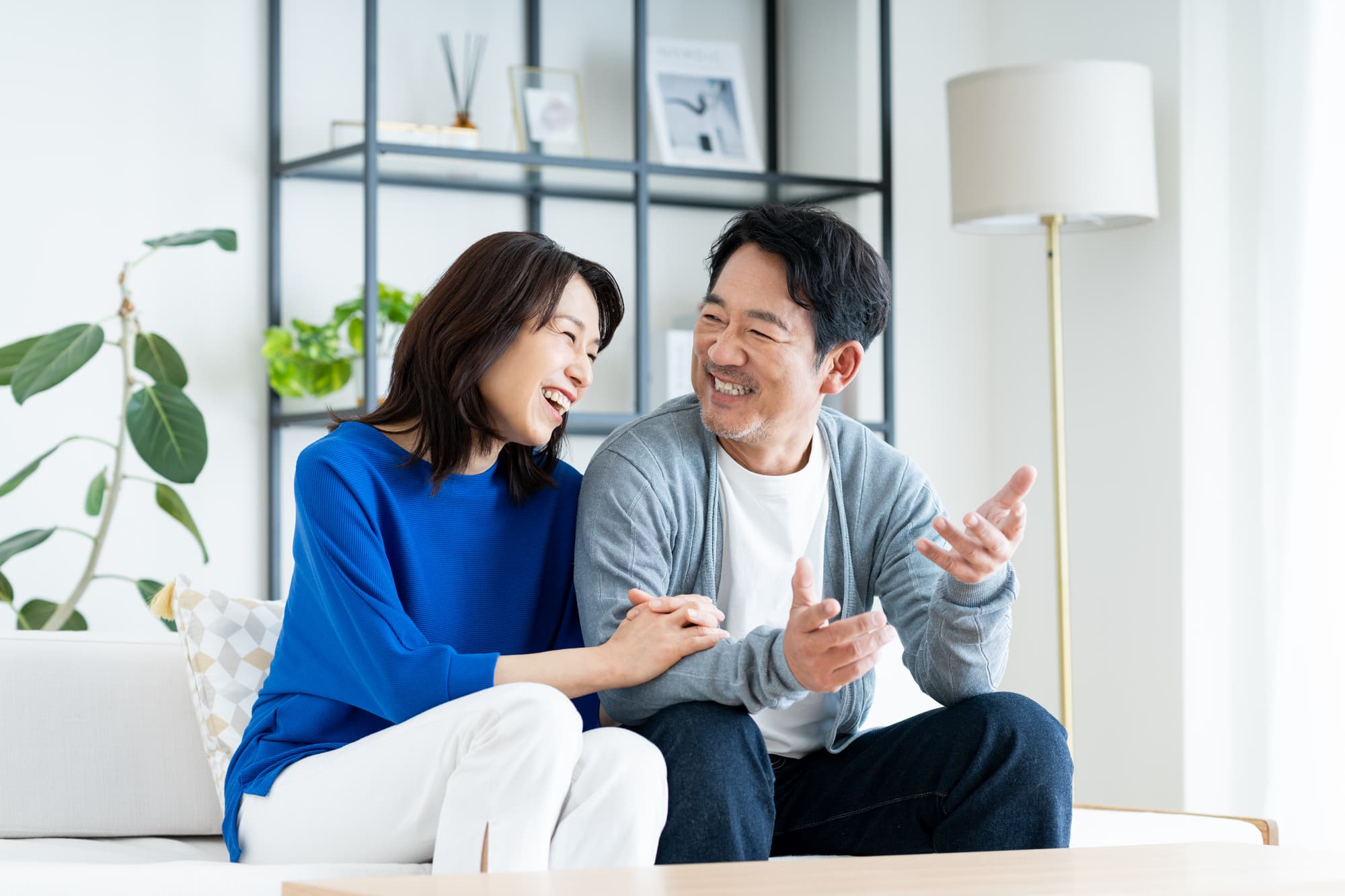 口臭ケアをして仲良く会話をする夫婦
