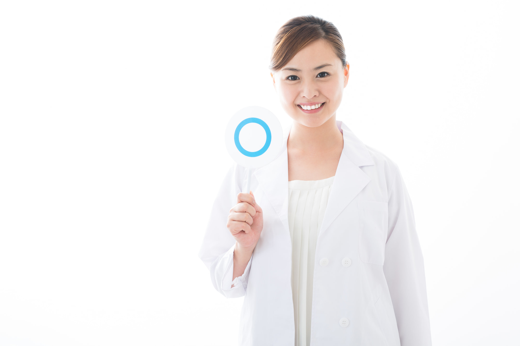 インビザラインで抜歯をせずに治療できるケースを説明する歯科医