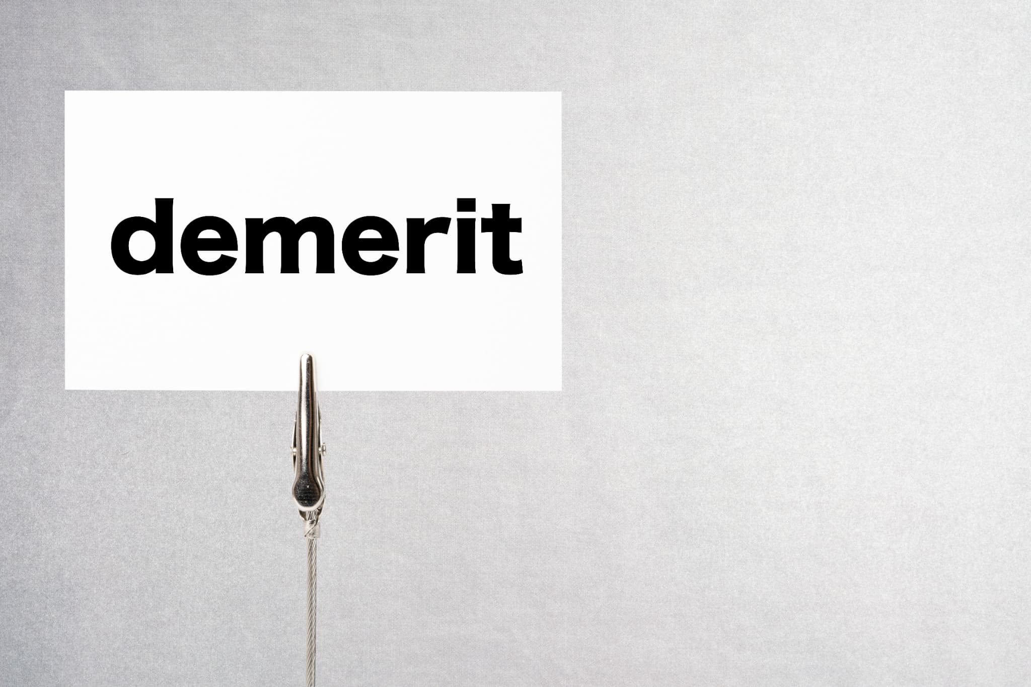 前歯に入れ歯を使用するデメリットのイメージ