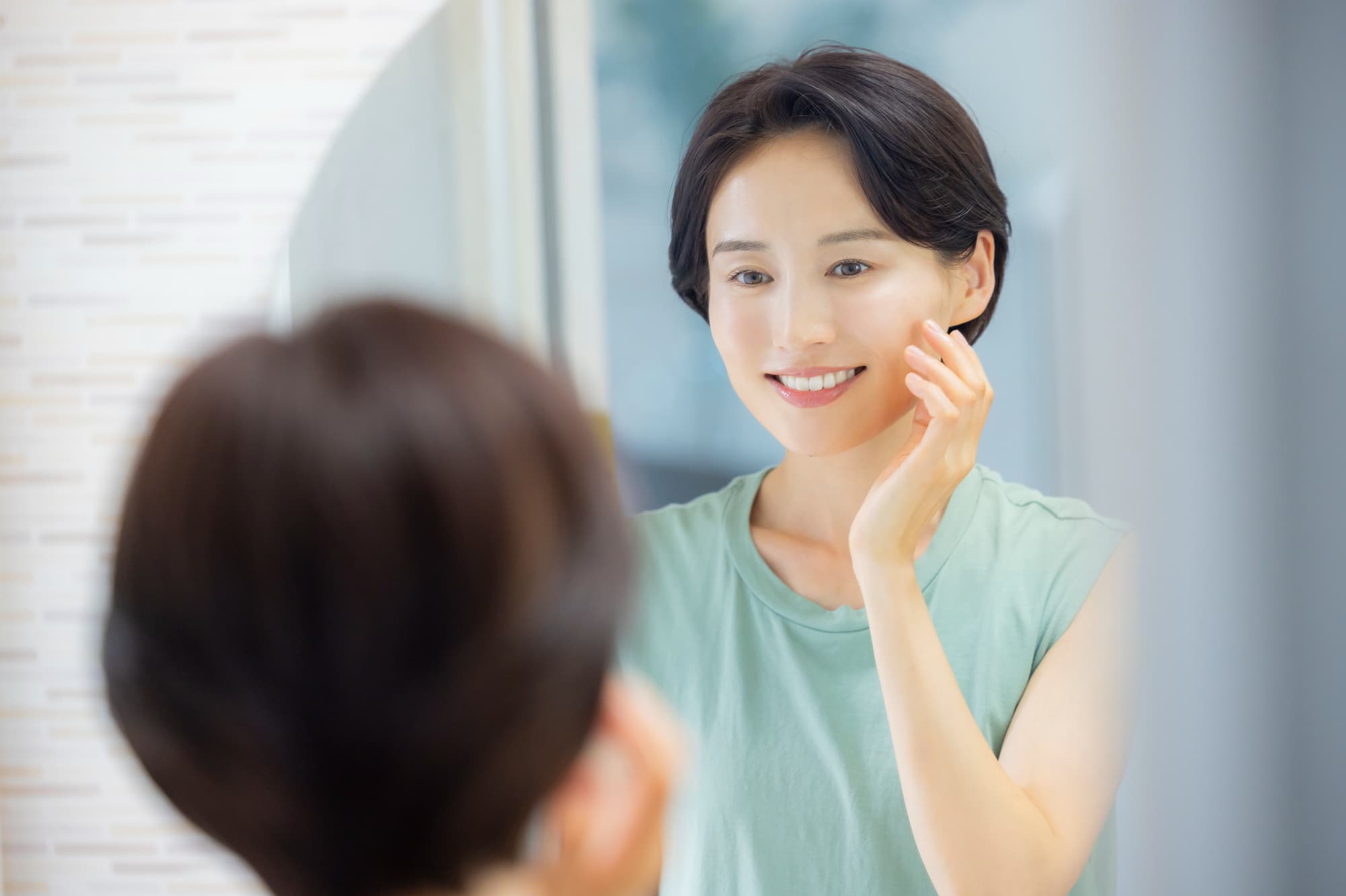 前歯をセラミックにして嬉しそうな女性