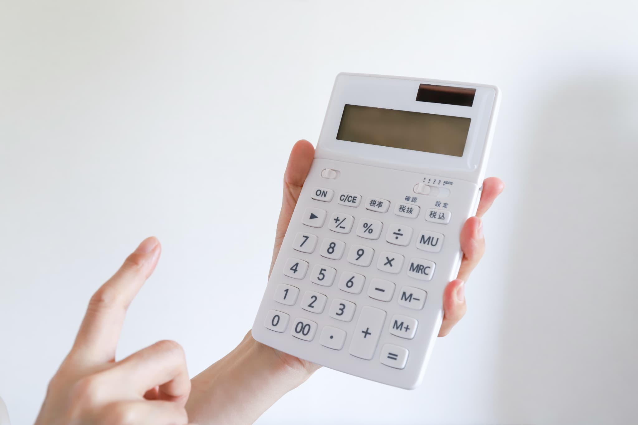 八重歯を矯正する場合にかかる費用を計算する様子