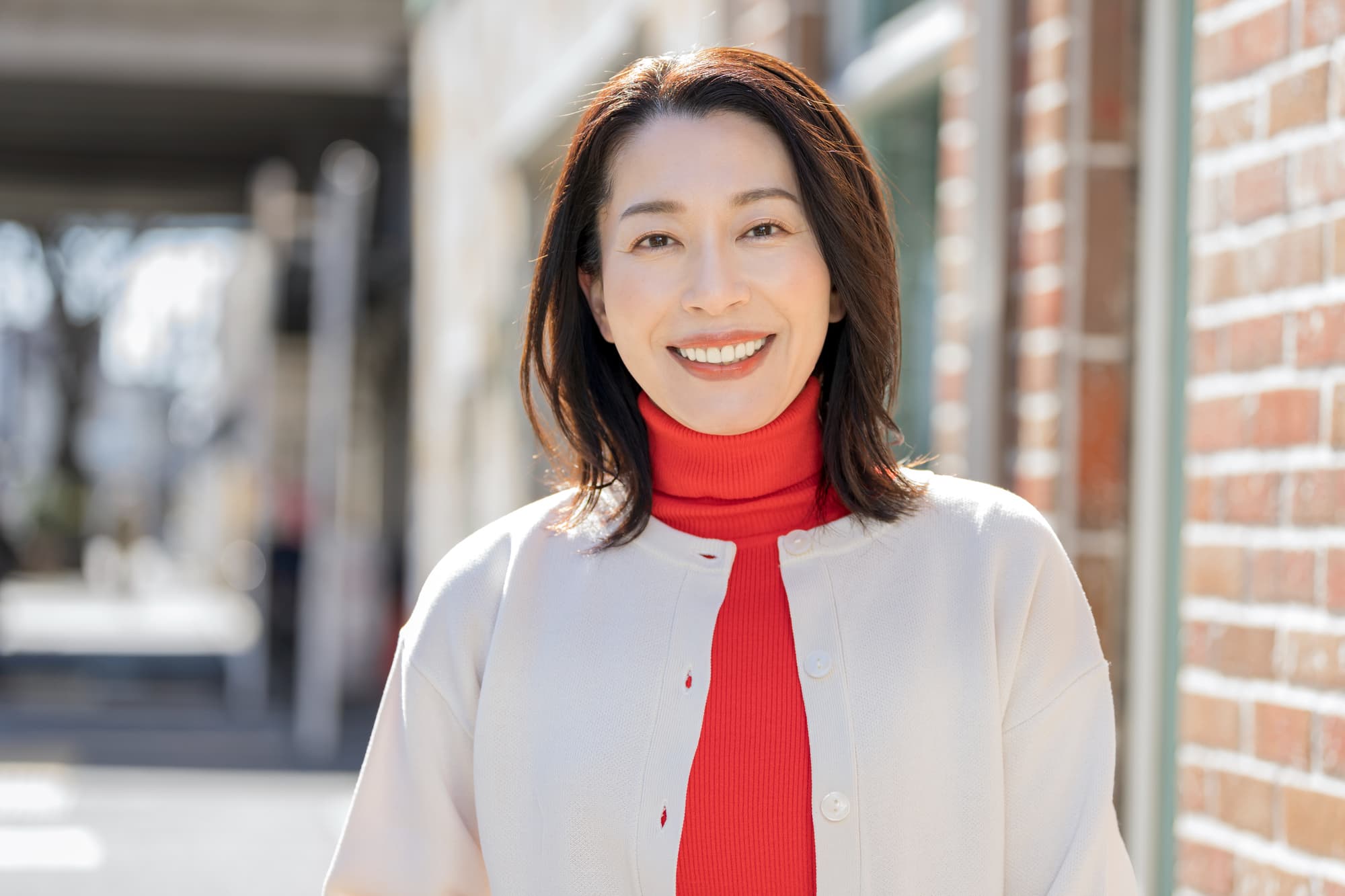 インプラント治療を終えた笑顔の女性