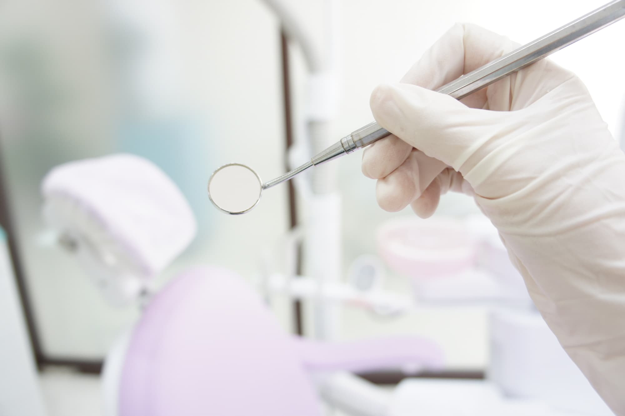 インプラント治療後の歯科検診をする歯科医師