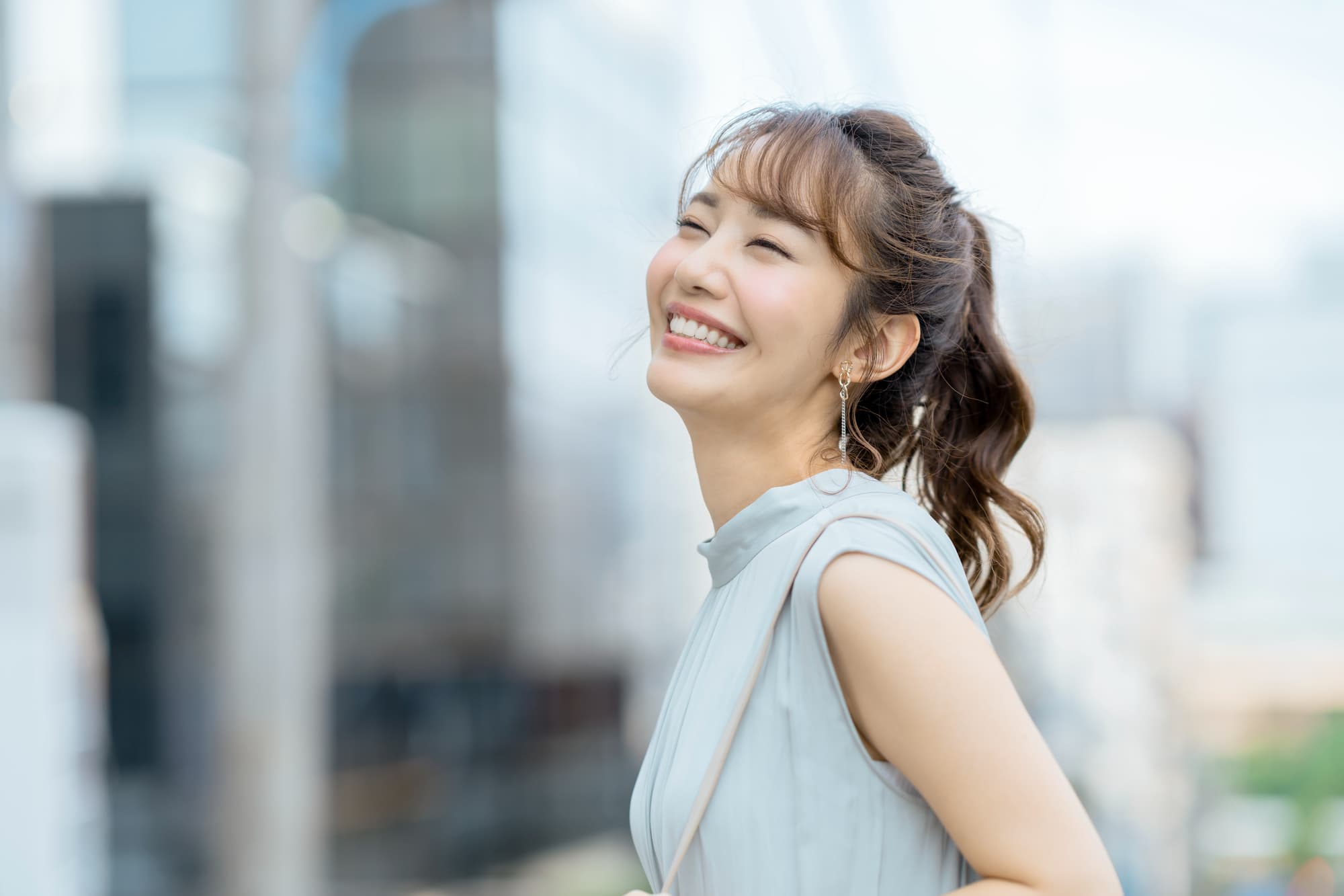 八重歯を矯正して笑顔に自信を持てるようになった女性