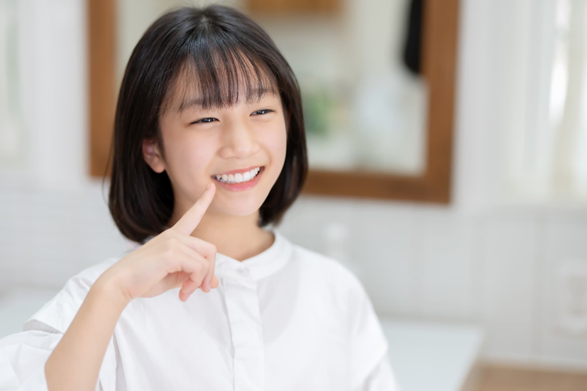 受け口を矯正して笑顔を見せる女の子