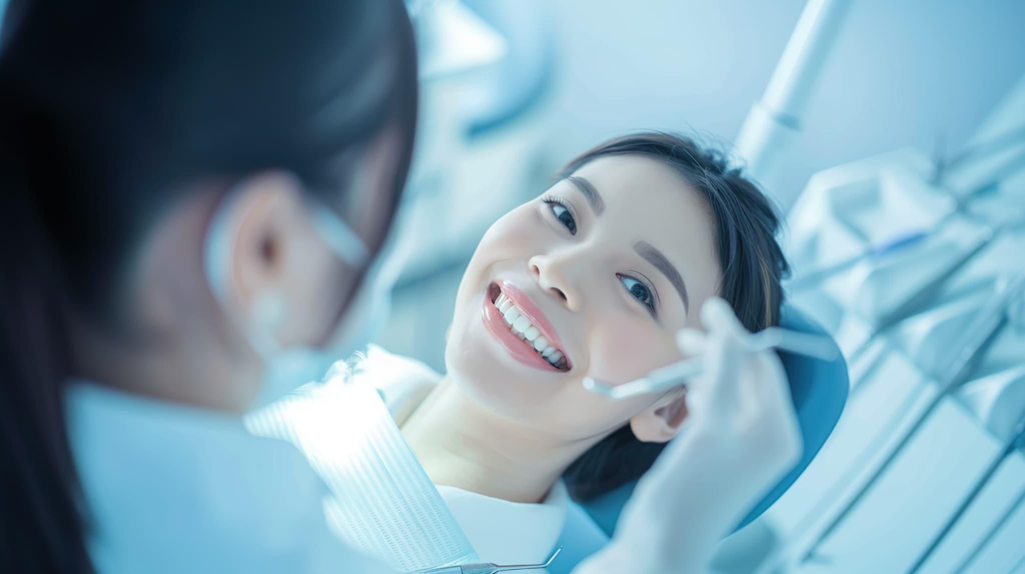詰め物で虫歯治療を受ける女性