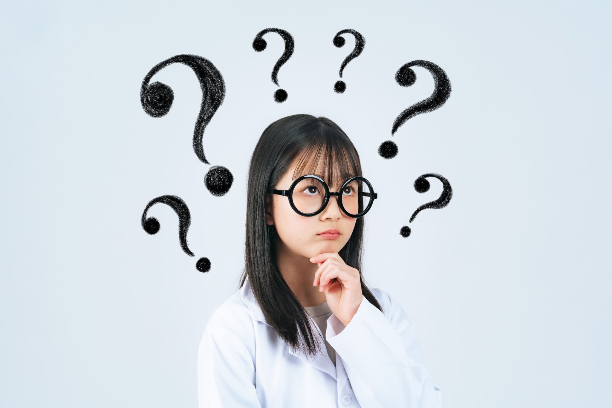 小児矯正で八重歯を治療する方法について考える女の子