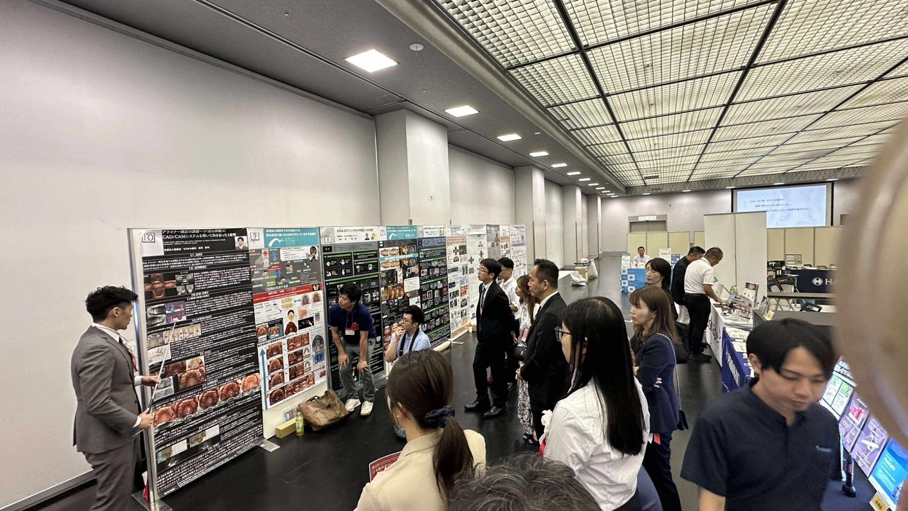 日本臨床歯科CADCAM学会 夏フェスでポスター発表を行う様子