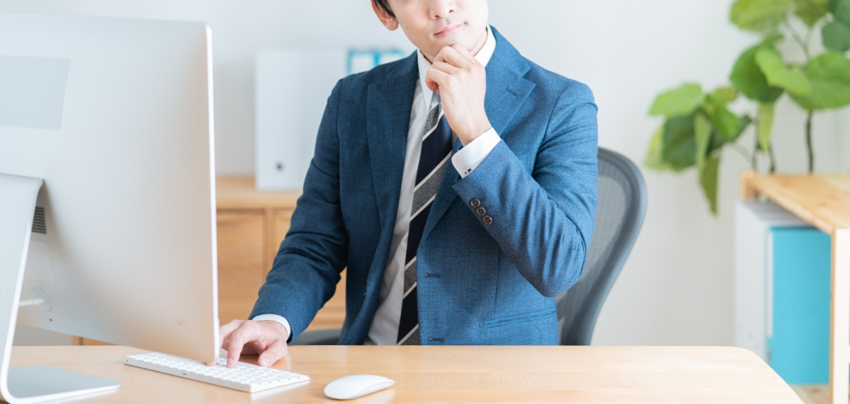 インプラント治療には年齢制限があるのかを考えている男性