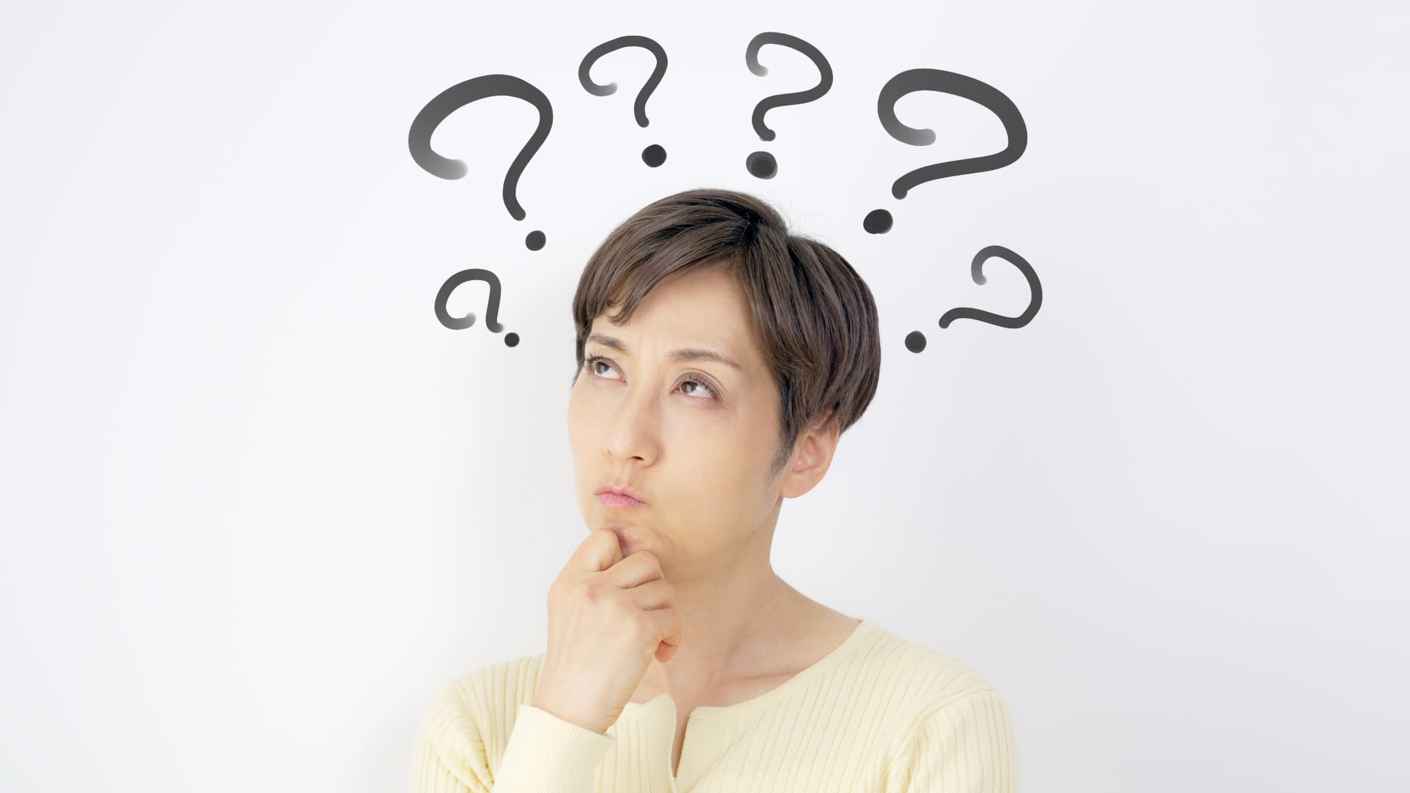 喫煙者でもホワイトニングはできるのか考える女性